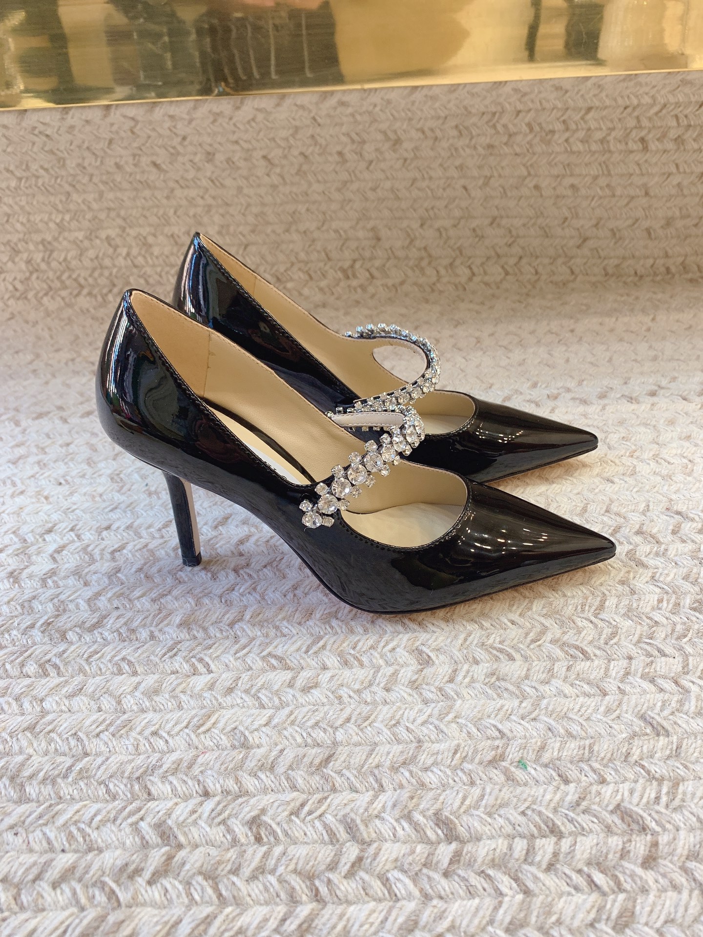 NO:751124,Jimmy Cho*SS23 new model high-heeled shoes with crystal decoration. Original last. Top quality material. Upper imported cow patent leather/imported sheep noodles/imported gelite. Foot pads imported sheepskin lining. Genuine leather outsole. Size 35-39 (34, 40 customized, non-refundable). Heel height 6.5cm/8.5cm, high heels, jimmy choo, high heels, sheepskin, sheep, Leather soles19860909Jimmy Cho*SS23新款水晶饰高跟单鞋 原版套楦 顶级品质 材质 鞋面进口牛漆皮/进口羊京面/进口格利特 垫脚进口羊皮里 大底真皮大底 码数35-39（34、40定做不退不换） 跟高6.5cm/8.5cm,高跟鞋,jimmy choo,high heels,sheepskin,sheep,Leather soles,Women's Shoes