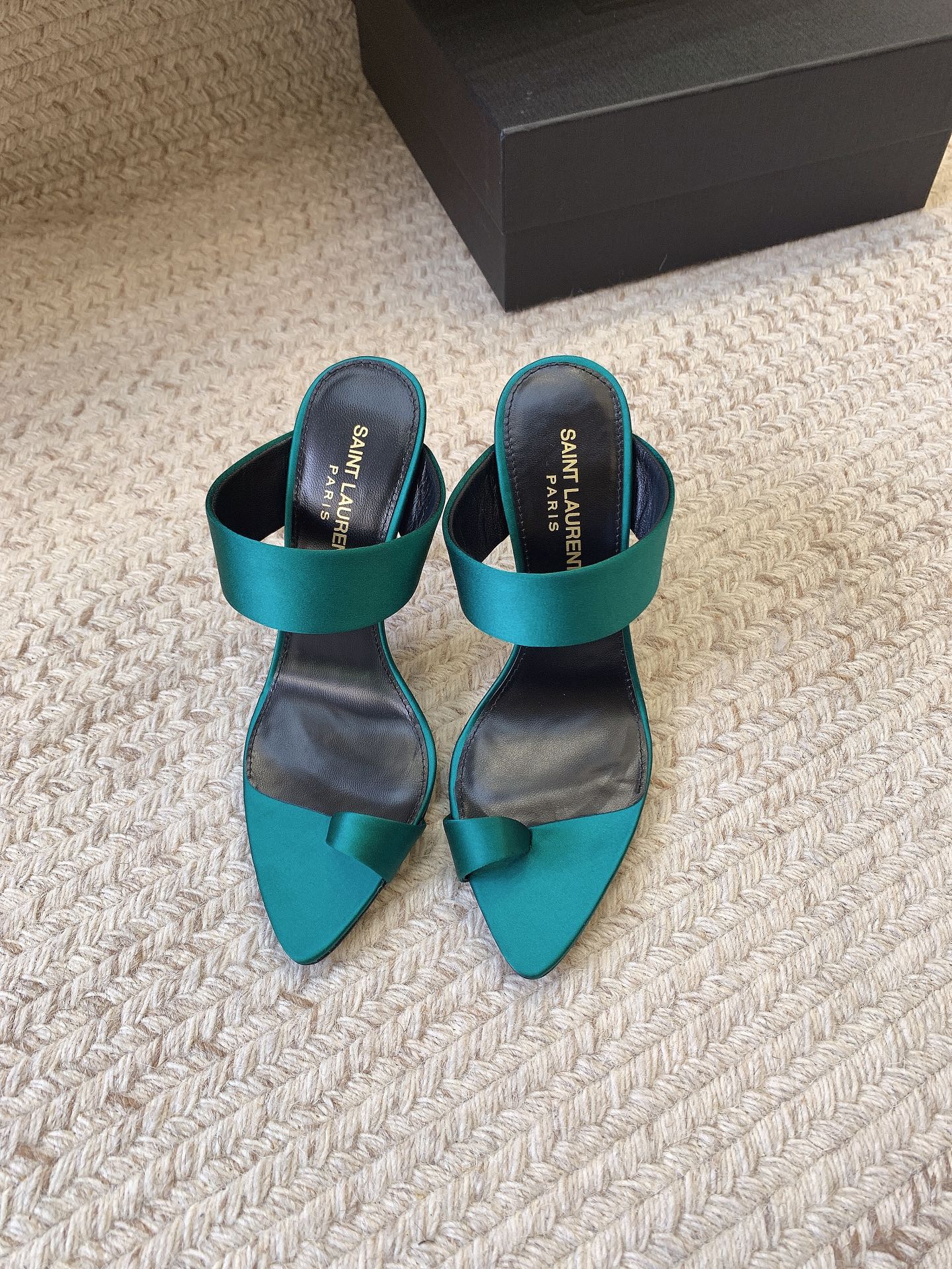 NO:927767,SAIN* LAUREN*SS24 new satin Mule sandals, original last, top quality material, imported custom satin for the upper, imported sheepskin lining for the feet, genuine leather outsole, heel height 10cm, size 35-39 (34, 40, 41, 42 are custom-made, non-returnable and non-exchangeable), high heels, saint laurent, high heels, sheepskin, Leather soles19860909SAIN* LAUREN*SS24新款缎面穆勒凉拖 原版套楦 顶级品质 材质 鞋面进口定制缎面 垫脚进口羊皮里 大底真皮大底 跟高10cm 码数35-39（34、40、41、42定做不退不换）,高跟鞋,saint laurent,high heels,sheepskin,Leather soles,Women's Shoes