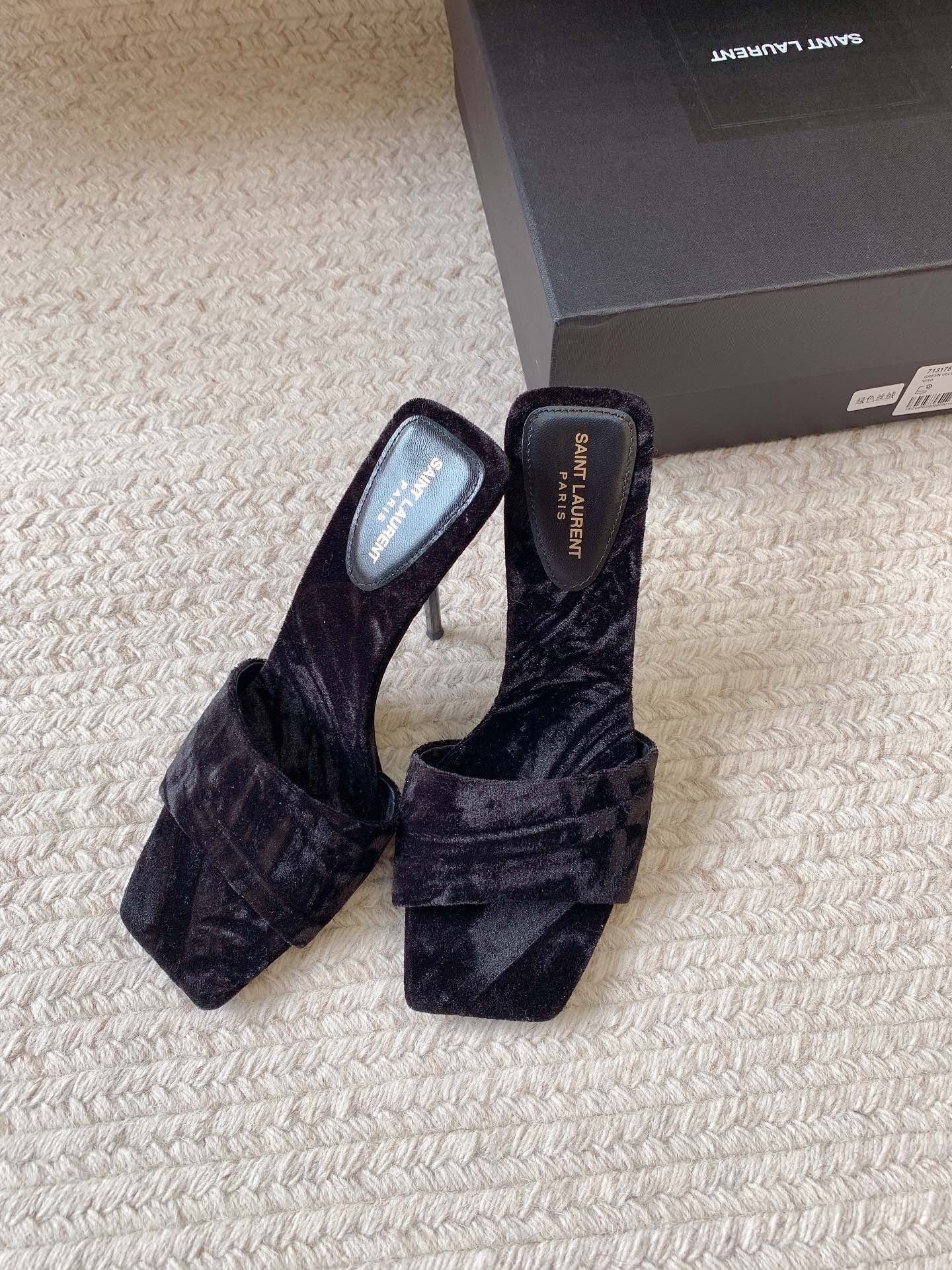 NO:927734,SAIN* LAUREN*SS24 new high-heeled slippers, original last, top quality material, imported customized velvet for the upper, imported sheepskin lining for the feet, genuine leather outsole, heel height 10.5cm, size 35-39 (34, 40, 41, 42 are custom-made, non-returnable and non-exchangeable), high heels, saint laurent, high heels, slippers, sheepskin, Leather soles19860909SAIN* LAUREN*SS24新款高跟拖鞋 原版套楦 顶级品质 材质 鞋面进口定制丝绒 垫脚进口羊皮里 大底真皮大底 跟高10.5cm 码数35-39（34、40、41、42定做不退不换）,高跟鞋,saint laurent,high heels,slippers,sheepskin,Leather soles,Women's Shoes