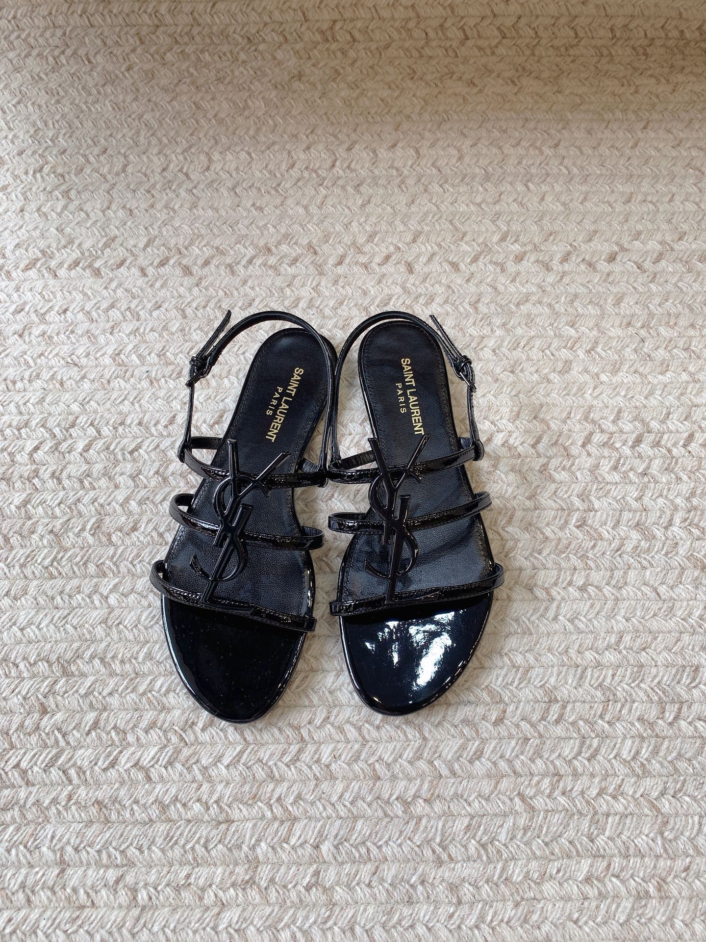 NO:928161,SAIN* LAUREN* logo flat sandals, original last, top quality materials, imported open edge beads on the upper/imported cow patent leather, imported sheepskin lining on the feet, genuine leather outsole, size 35-39 (34, 40, 41, 42 are custom-made, non-refundable and non-exchangeable), sandals, saint laurent, sandals, sheepskin, Leather soles19860909SAIN* LAUREN*logo标平底凉鞋 原版套楦 顶级品质 材质 鞋面进口开边珠/进口牛漆皮 垫脚进口羊皮里 大底真皮大底 码数35-39（34、40,41、42定做不退不换）,凉鞋,saint laurent,sandals,sheepskin,Leather soles,Women's Shoes