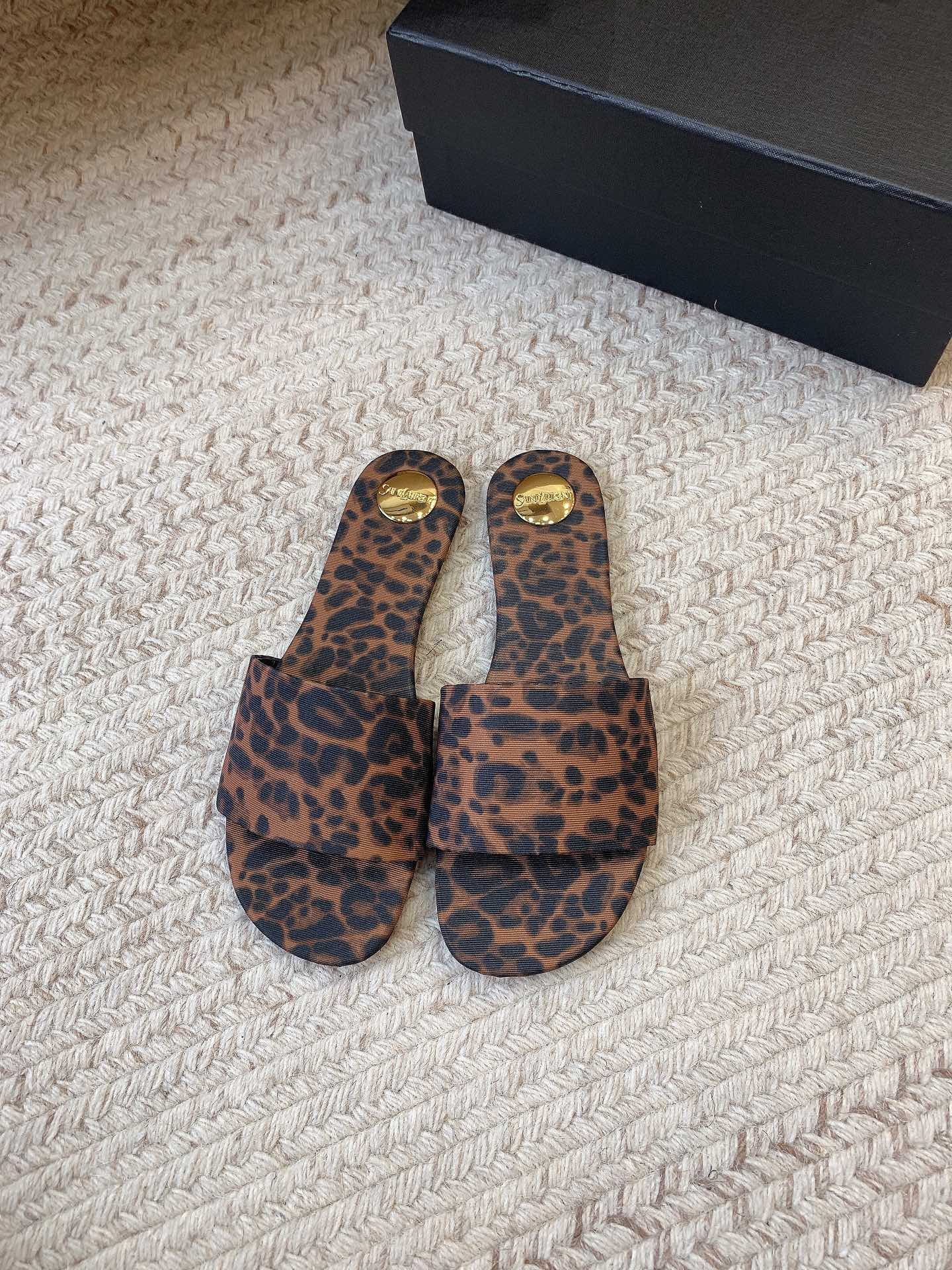 NO:927717,SAIN* LAUREN*GARLYLE flat slippers, original last, top quality material, imported open edge beads/imported custom-made silk surface, imported sheepskin lining, outsole, genuine leather outsole, hardware, original molded metal hardware, code number 35-39 (34, 40, 41, 42 customized, non-returnable and non-exchangeable), slippers, saint laurent, slippers, sheepskin, real silk, Leather soles19860909SAIN* LAUREN*GARLYLE系平底拖鞋 原版套楦 顶级品质 材质 鞋面进口开边珠/进口定做真丝面 内里进口羊皮里 大底真皮大底 五金原版开模金属五金 码数35-39（34、40、41、42定做不退不换）,拖鞋,saint laurent,slippers,sheepskin,real silk,Leather soles,Women's Shoes