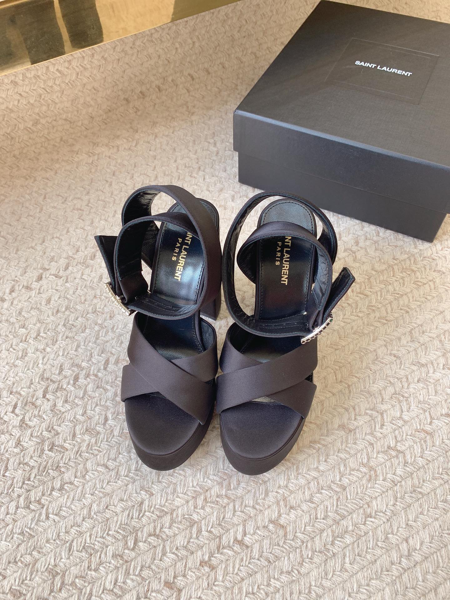 NO:928123,SAIN* LAUREN*SS24BIANCA water platform sandals, original last, top quality material, imported cowhide leather upper/imported customized silk, imported sheepskin lining, outsole, genuine leather outsole, heel height 12.5cm, sole thickness 4cm, size 35-39 (34, 40, 41 customized, non-returnable, non-exchangeable), high heels, saint laurent, sandals, high heels, cowhide, sheepskin, real  silk,leather soles19860909SAIN* LAUREN*SS24BIANCA系水台凉鞋 原版套楦 顶级品质 材质 鞋面进口牛皮/进口定制真丝 内里进口羊皮里 大底真皮大底 跟高12.5cm 底厚4cm 码数35-39（34、40、41定做不退不换）,高跟鞋,saint laurent,sandals,high heels,cowhide,sheepskin,real silk,Leather soles,Women's Shoes