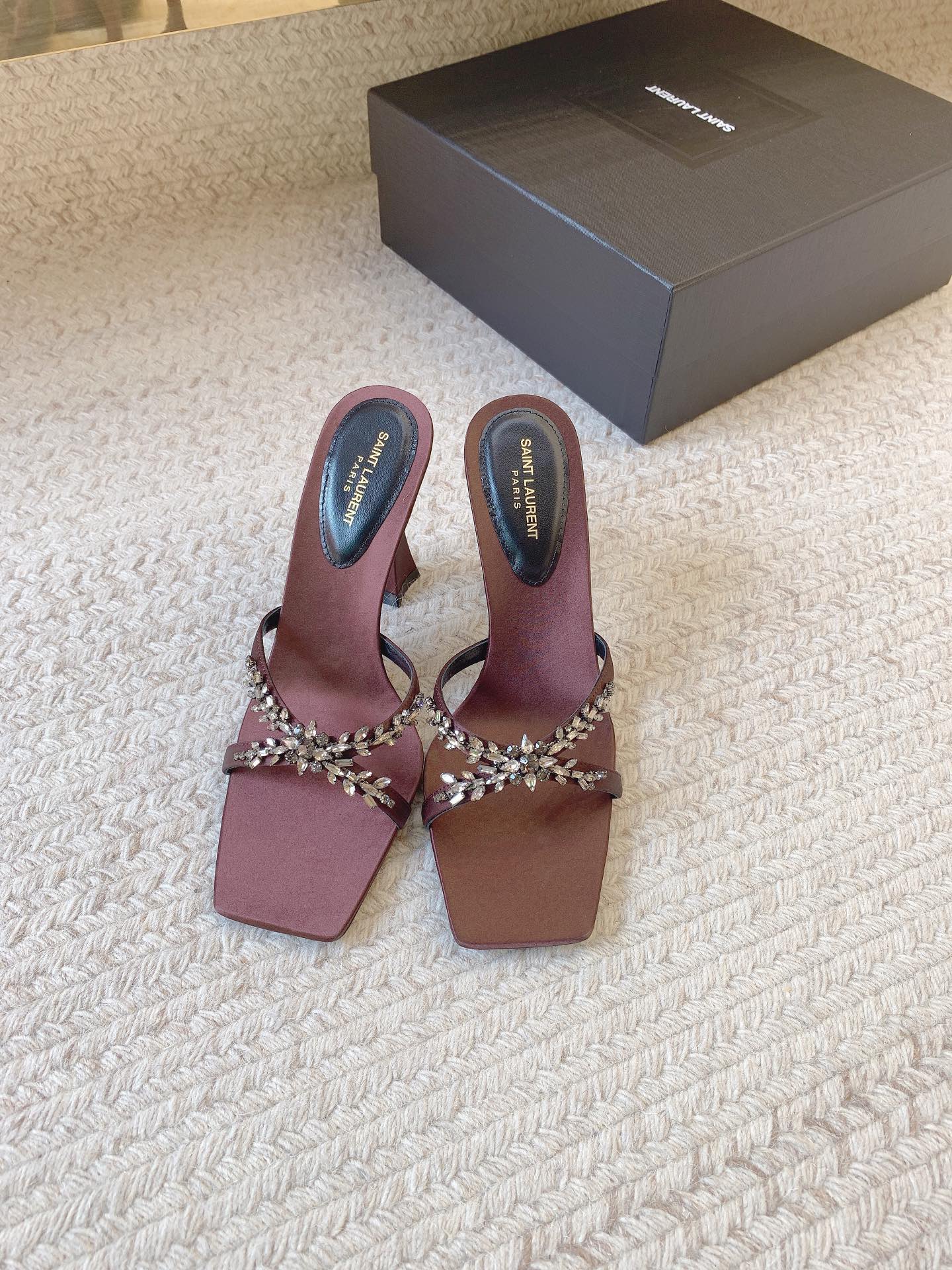 NO:928098,SAIN* LAUREN*SS24 two-strap cross drag, original last, top quality material, imported upper, imported sheepskin lining for feet, genuine leather outsole, heel height 10.5cm, size 35-39 (34, 40 customized, non-returnable, non-exchangeable), high heels, saint laurent, high heels, sheepskin, Leather soles19860909SAIN* LAUREN*SS24二带交叉拖 原版套楦 顶级品质 材质 鞋面进口 垫脚进口羊皮里 大底真皮大底 跟高10.5cm 码数35-39（34、40定做不退不换）,高跟鞋,saint laurent,high heels,sheepskin,Leather soles,Women's Shoes