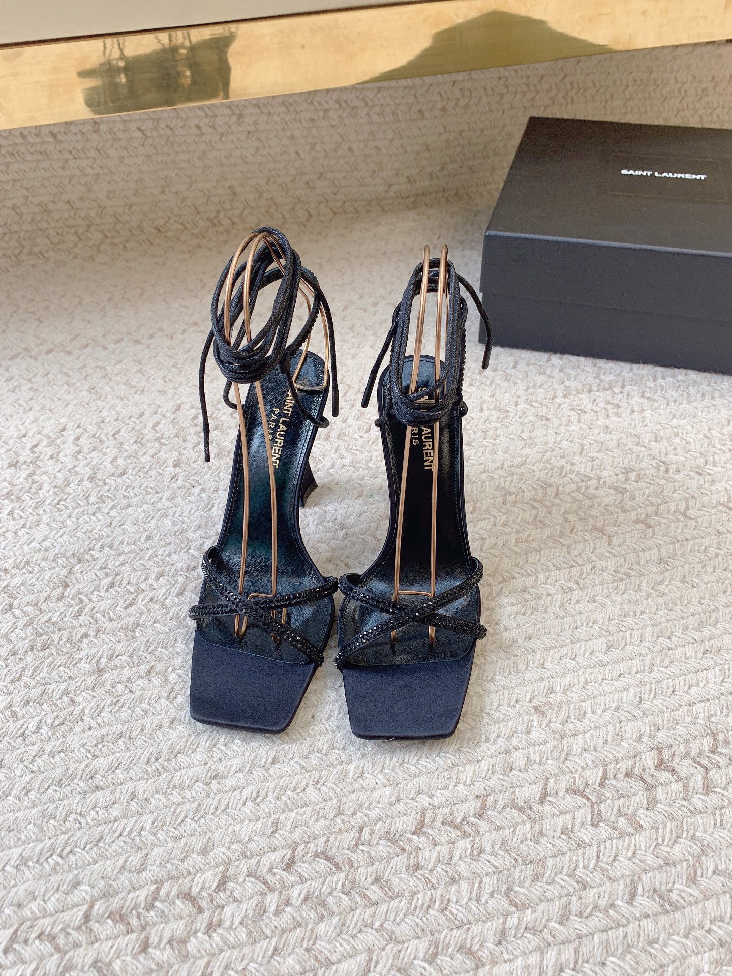 NO:928160,(hot-drilled) SAIN* LAUREN* square toe strap hot-drilled sandals, original last, top quality material, imported upper, imported sheepskin lining, genuine leather outsole, heel height 10.5cm, size 35-39 (34, 40 customized, non-returnable, non-exchangeable), sandals, saint laurent, sandals, sheepskin, Leather soles19860909（烫钻） SAIN* LAUREN*方头绕带烫钻凉鞋 原版套楦 顶级品质 材质 鞋面进口真是 垫脚进口羊皮里 大底真皮大底 跟高10.5cm 码数35-39（34、40定做不退不换）,凉鞋,saint laurent,sandals,sheepskin,Leather soles,Women's Shoes