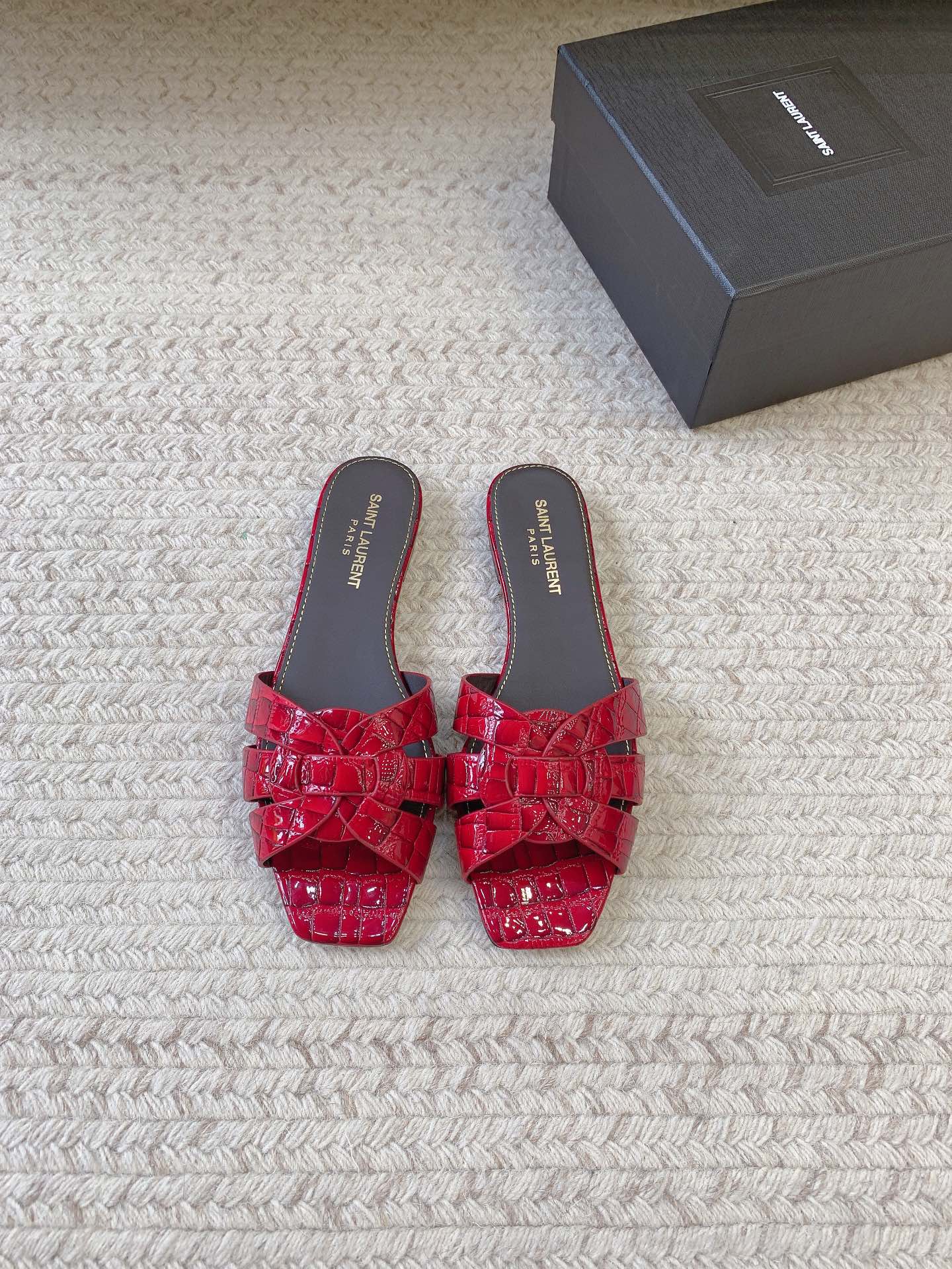 NO:928285,SAIN* LAUREN* woven flat slippers, original last, top quality material, imported sheepskin upper, imported cow patent leather, imported sheepskin lining for feet, genuine leather outsole, size 35-39 (34, 40, 41, 42 customized, non-returnable and non-exchangeable), slippers, saint laurent, slippers, sheepskin, Leather soles19860909SAIN* LAUREN*编织平底拖 原版套楦 顶级品质 材质 鞋面进口羊皮、进口牛漆皮 垫脚进口羊皮里 大底真皮大底 码数35-39（34、40、41、42定做不退不换）,拖鞋,saint laurent,slippers,sheepskin,Leather soles,Women's Shoes