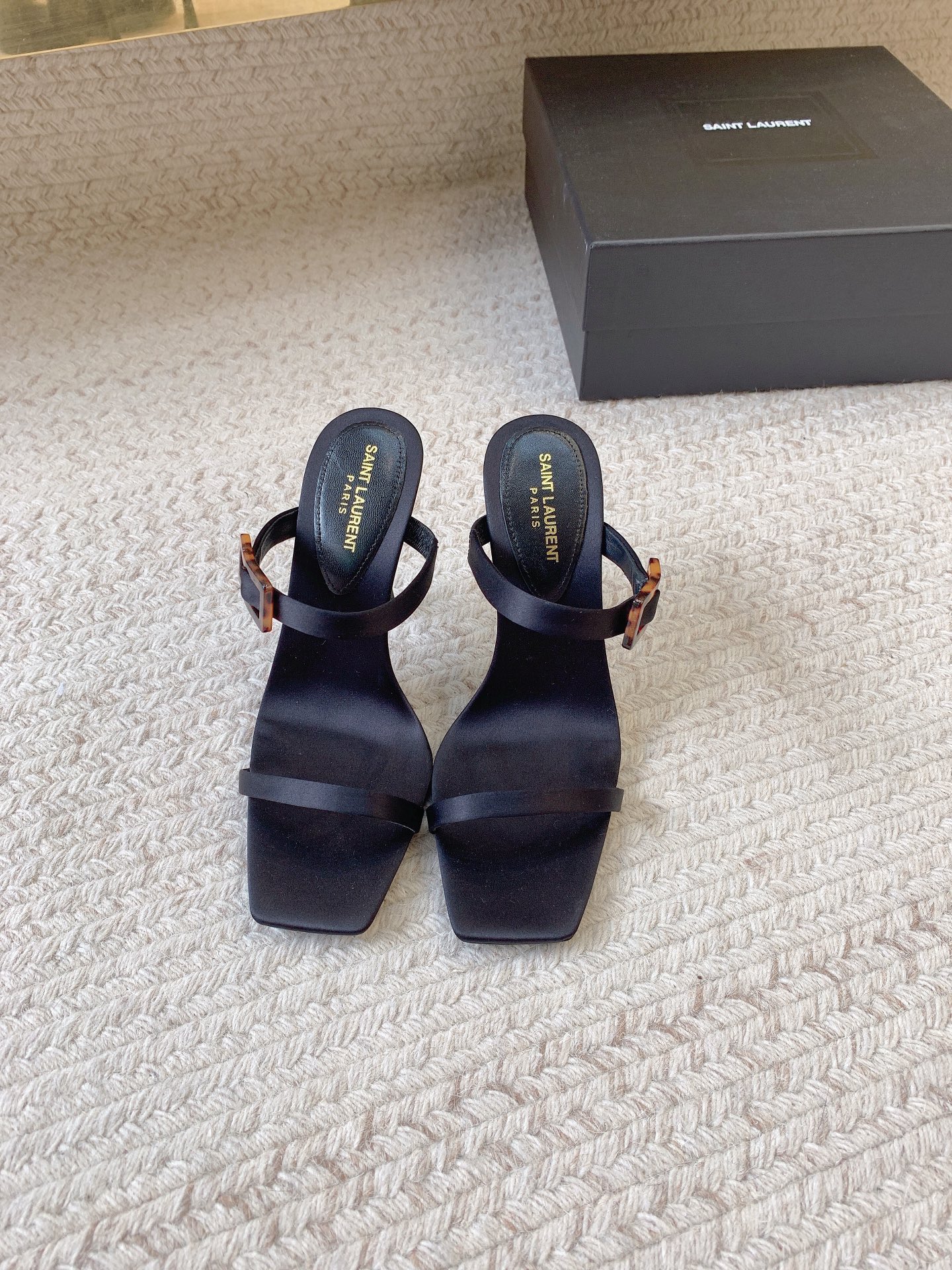 NO:927778,SAIN* LAUREN* agate buckle sandals, original last, top quality material, imported silk for the upper, imported sheepskin lining for the feet, genuine leather outsole, heel height 10.5cm, size 35-39 (34, 40 customized, non-returnable, non-exchangeable), high heels, saint laurent, high heels, sheepskin, real silk, Leather soles19860909SAIN* LAUREN*玛瑙扣凉拖 原版套楦 顶级品质 材质 鞋面进口真丝 垫脚进口羊皮里 大底真皮大底 跟高10.5cm 码数35-39（34、40定做不退不换）,高跟鞋,saint laurent,high heels,sheepskin,real silk,Leather soles,Women's Shoes