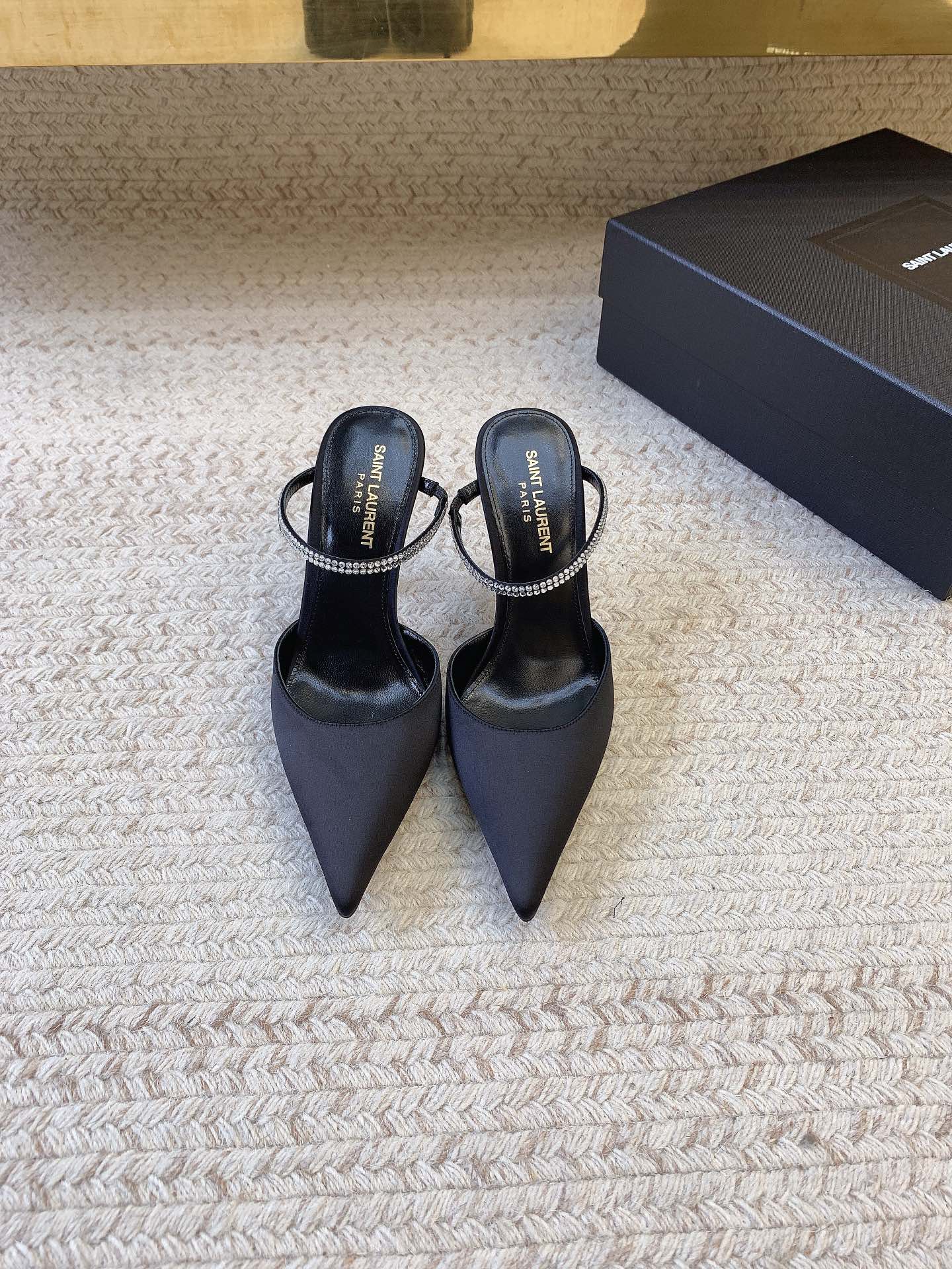 NO:927845,SAIN* LAUREN* new diamond slippers, original last, top quality material, imported custom silk for the upper, imported sheepskin lining for the feet, genuine leather outsole, heel height 9.5cm, size 35-39 (34, 40, 41, 42 are custom-made, non-returnable and non-exchangeable), high heels, saint laurent, high heels, sheepskin, real silk, Leather soles19860909SAIN* LAUREN*新款钻拖 原版套楦 顶级品质 材质 鞋面进口定制真丝 垫脚进口羊皮里 大底真皮大底 跟高9.5cm 码数35-39（34、40、41、42定做不退不换）,高跟鞋,saint laurent,high heels,sheepskin,real silk,Leather soles,Women's Shoes