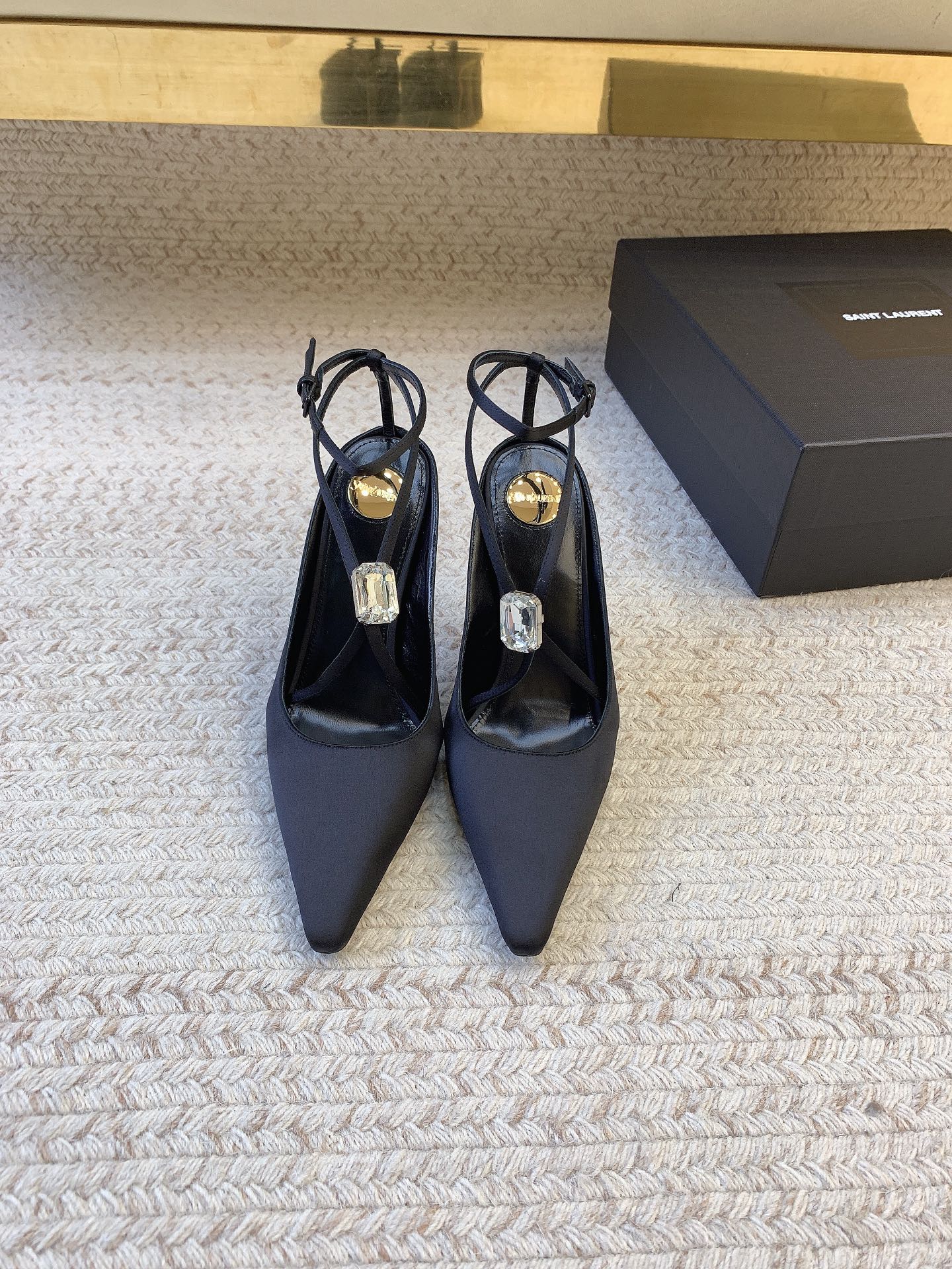 NO:928149,SAIN* LAUREN* new diamond buckle strap sandals, original last, top quality material, imported custom silk for the upper, imported sheepskin lining for the feet, genuine leather outsole, heel height 10.5cm, size 35-39 (34, 40, 41, 42 are custom-made, non-refundable and non-exchangeable), sandals, saint laurent, sandals, sheepskin, real silk, Leather soles19860909SAIN* LAUREN*新款钻扣环带凉鞋 原版套楦 顶级品质 材质 鞋面进口定制真丝 垫脚进口羊皮里 大底真皮大底 跟高10.5cm 码数35-39（34、40、41、42定做不退不换）,凉鞋,saint laurent,sandals,sheepskin,real silk,Leather soles,Women's Shoes