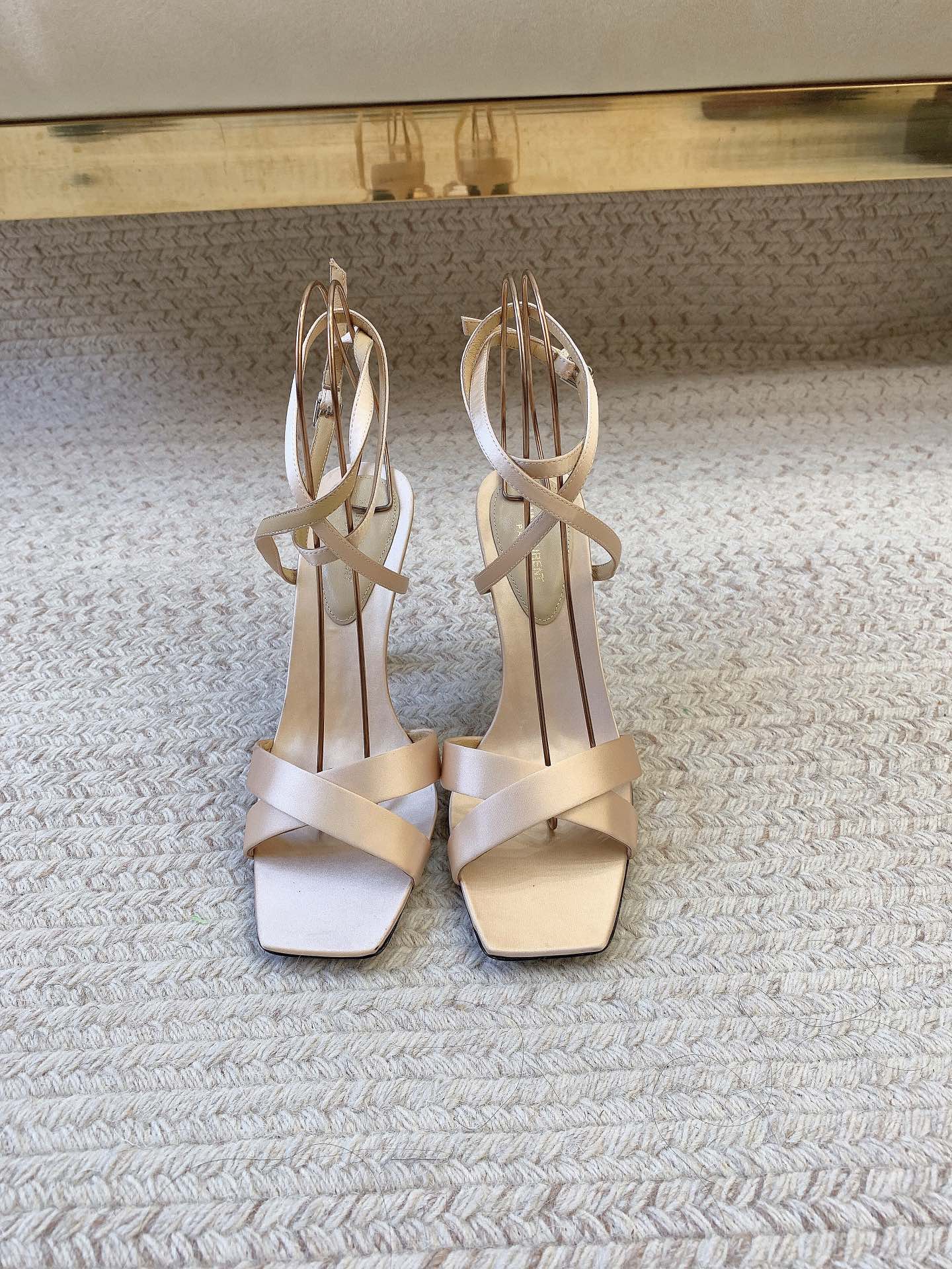 NO:928112,SAIN* LAUREN* new cross strap sandals, original last, top quality material, imported silk fabric for the upper, imported sheepskin lining for the feet, genuine leather outsole, heel height 10.5cm, size 35-39 (34, 40, 41, 42 are custom-made, non-refundable and non-exchangeable), sandals, saint laurent, sandals, sheepskin, real silk, Leather soles19860909SAIN* LAUREN*新款交叉环带凉鞋 原版套楦 顶级品质 材质 鞋面进口真丝面料 垫脚进口羊皮里 大底真皮大底 跟高10.5cm 码数35-39（34、40、41、42定做不退不换）,凉鞋,saint laurent,sandals,sheepskin,real silk,Leather soles,Women's Shoes