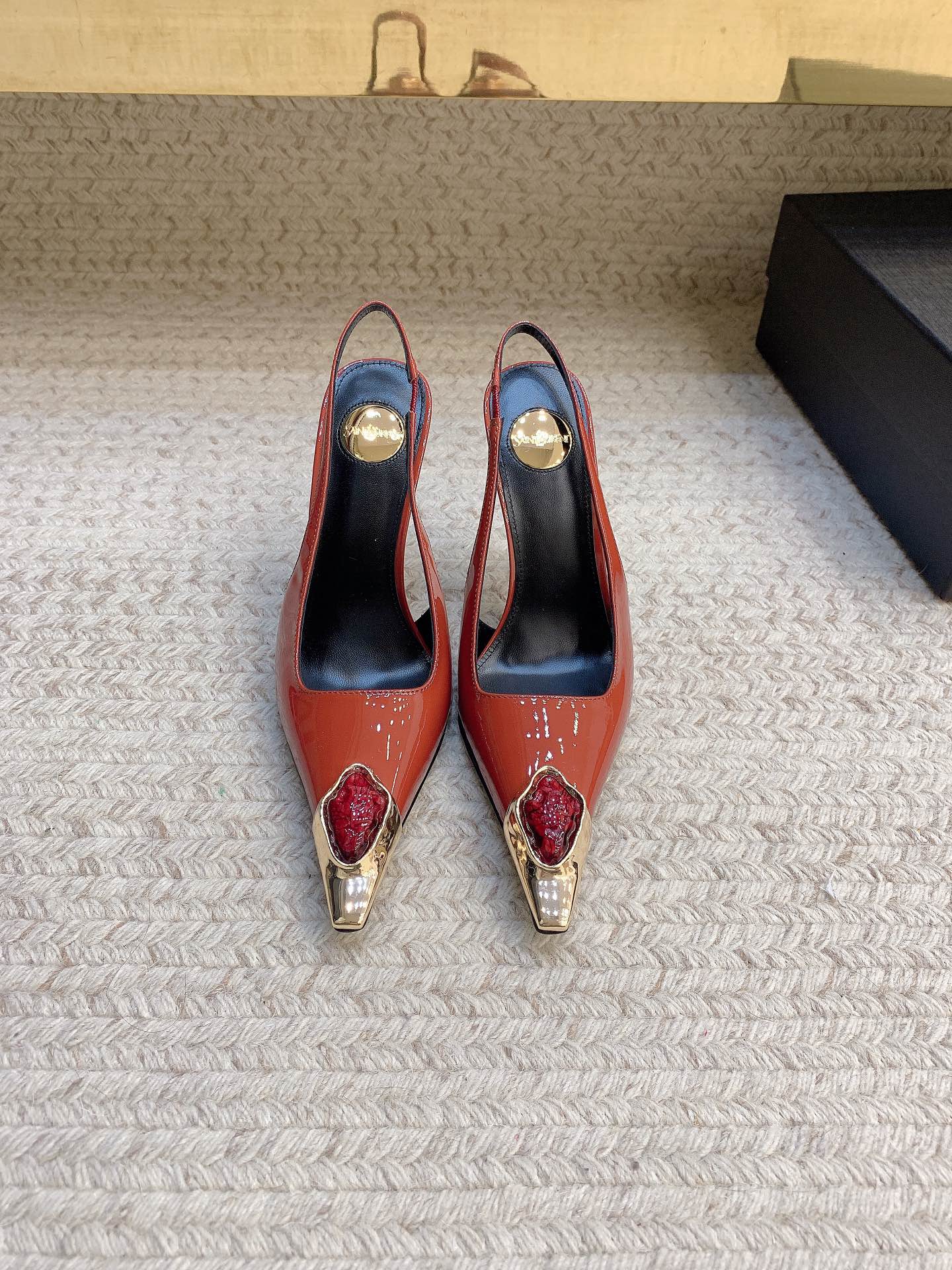 NO:928104,SAIN* LAUREN* new jewel-embellished square toe high-heeled sandals, original last, top quality materials, imported cow patent leather for the upper, imported sheepskin lining for the feet, original mold customization of the hardware, genuine leather outsole, size 35-39 (34, 40, 41, 42 customized, non-returnable and non-exchangeable), sandals, saint laurent, sandals, sheepskin, Leather soles19860909SAIN* LAUREN*新款宝石饰方头高跟凉鞋 原版套楦 顶级品质 材质 鞋面进口牛漆皮 垫脚进口羊皮里 五金原版开模定制 大底真皮大底 码数35-39（34、40、41、42定做不退不换）,凉鞋,saint laurent,sandals,sheepskin,Leather soles,Women's Shoes