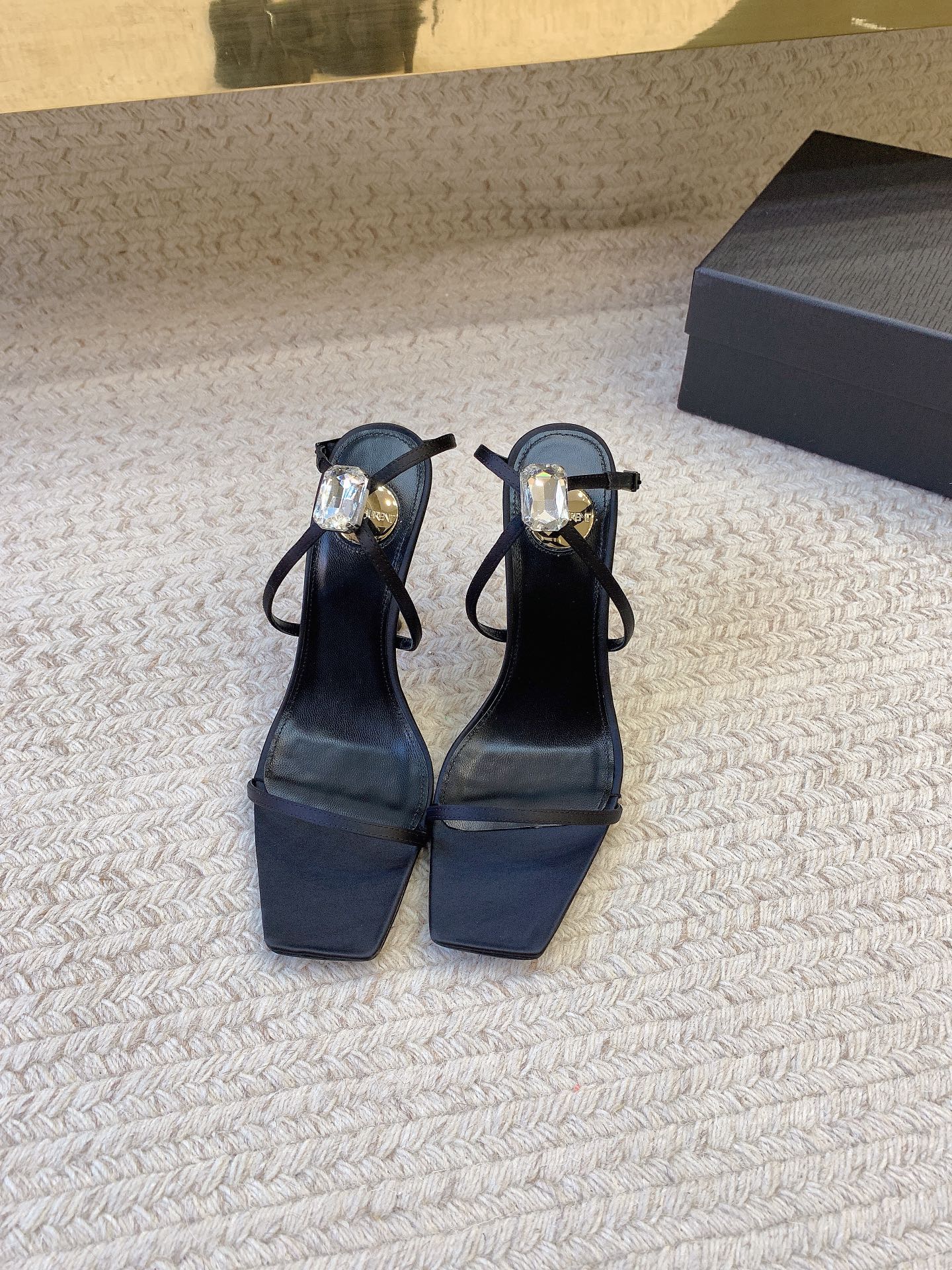 NO:928097,SAIN* LAUREN* new cross diamond buckle sandals, original last, top quality material, imported silk fabric for the upper, imported sheepskin lining for the feet, genuine leather outsole, heel height 10.5cm, size 35-39 (34, 40, 41, 42 customized, non-returnable and non-exchangeable), sandals, saint laurent, sandals, sheepskin, real silk, Leather soles19860909SAIN* LAUREN*新款交叉钻扣凉鞋 原版套楦 顶级品质 材质 鞋面进口真丝面料 垫脚进口羊皮里 大底真皮大底 跟高10.5cm 码数35-39（34、40、41、42定做不退不换）,凉鞋,saint laurent,sandals,sheepskin,real silk,Leather soles,Women's Shoes
