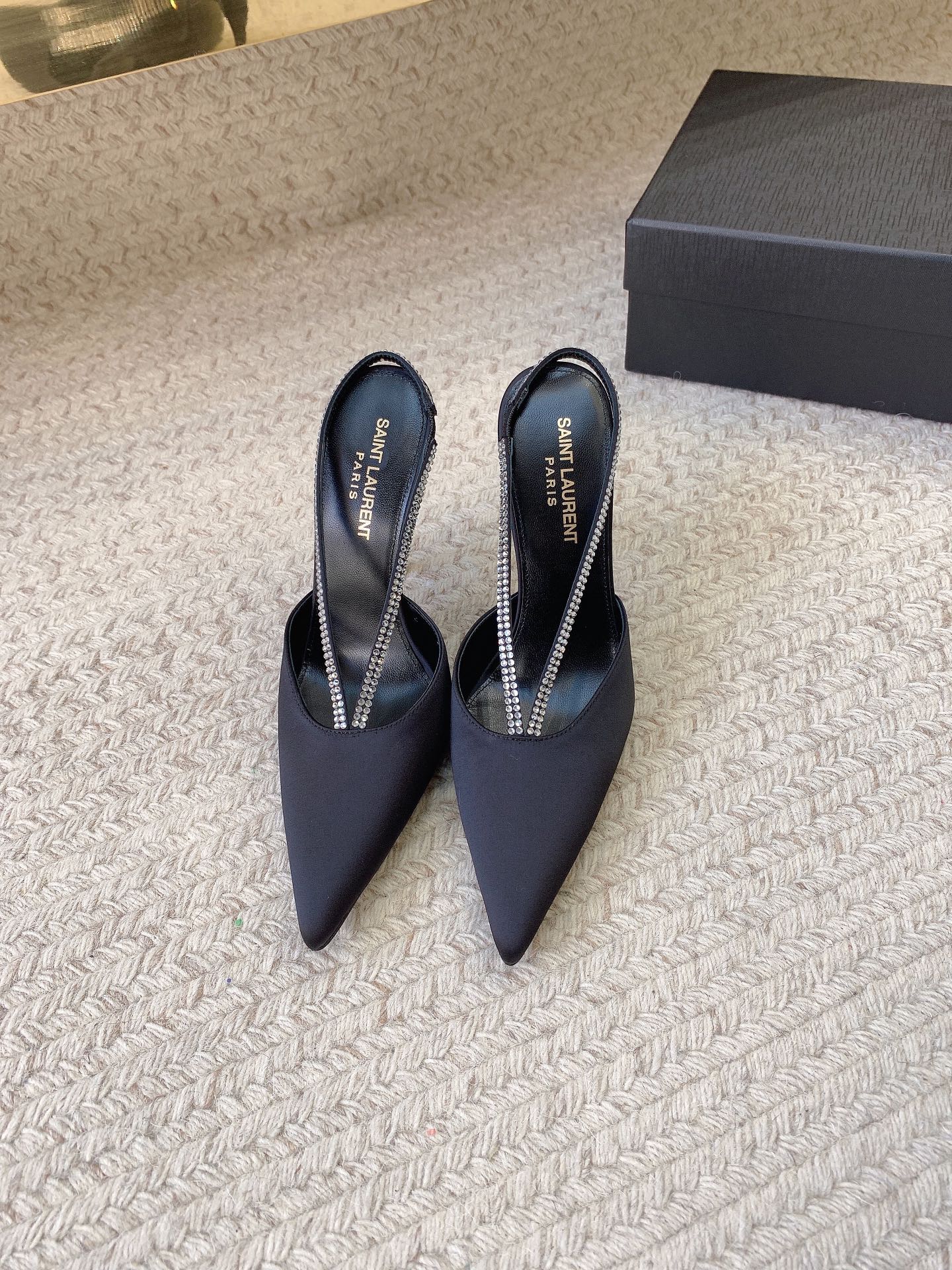 NO:928089,SAIN* LAUREN* new rhinestone sandals, original last, top quality material, imported silk fabric for the upper, imported sheepskin lining for the feet, genuine leather outsole, heel height 10.5cm, size 35-39 (34, 40, 41, 42 are custom-made, non-refundable and non-exchangeable), sandals, saint laurent, sandals, sheepskin, real silk, Leather soles19860909SAIN* LAUREN*新款环钻条凉鞋 原版套楦 顶级品质 材质 鞋面进口真丝面料 垫脚进口羊皮里 大底真皮大底 跟高10.5cm 码数35-39（34、40、41、42定做不退不换）,凉鞋,saint laurent,sandals,sheepskin,real silk,Leather soles,Women's Shoes