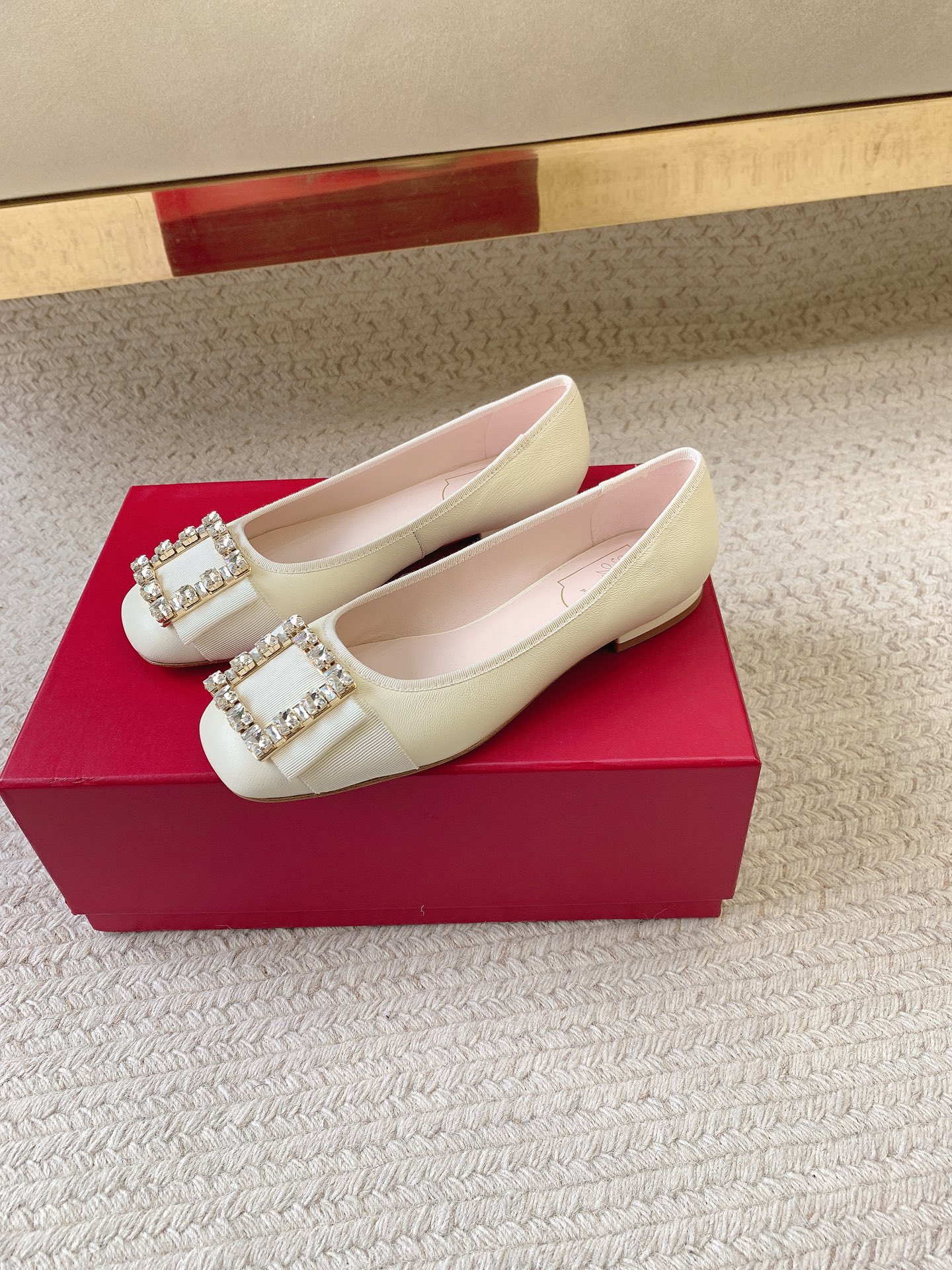 Roger Vivier SS25 Ballet Flats: Luxury Materials, Superior Quality, Wide Size Range.