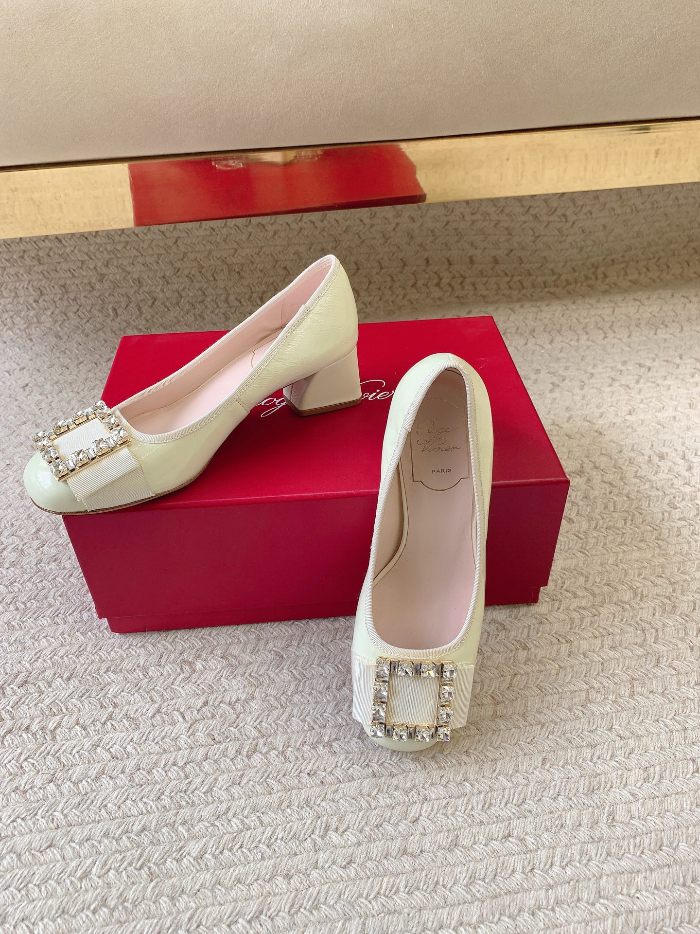Roger Vivier SS25 Ballet Flats: Luxury Materials, Superior Quality, Wide Size Range - 图片 2