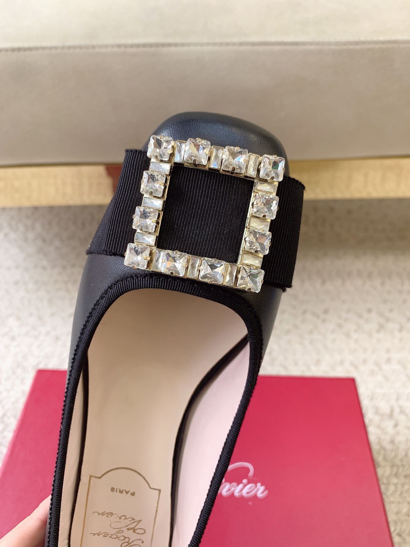 Roger Vivier SS25 Napi Ballet: Luxury Shoes with Premium Materials and Unique Design - 图片 3