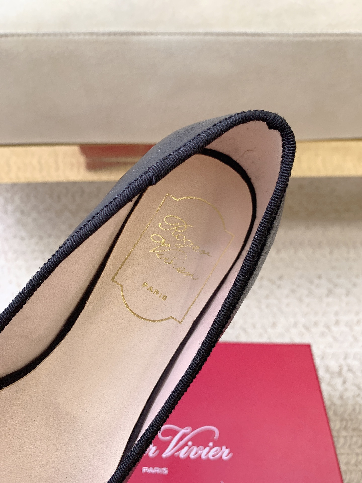 Roger Vivier SS25 Napi Ballet: Luxury Shoes with Premium Materials and Unique Design - 图片 4