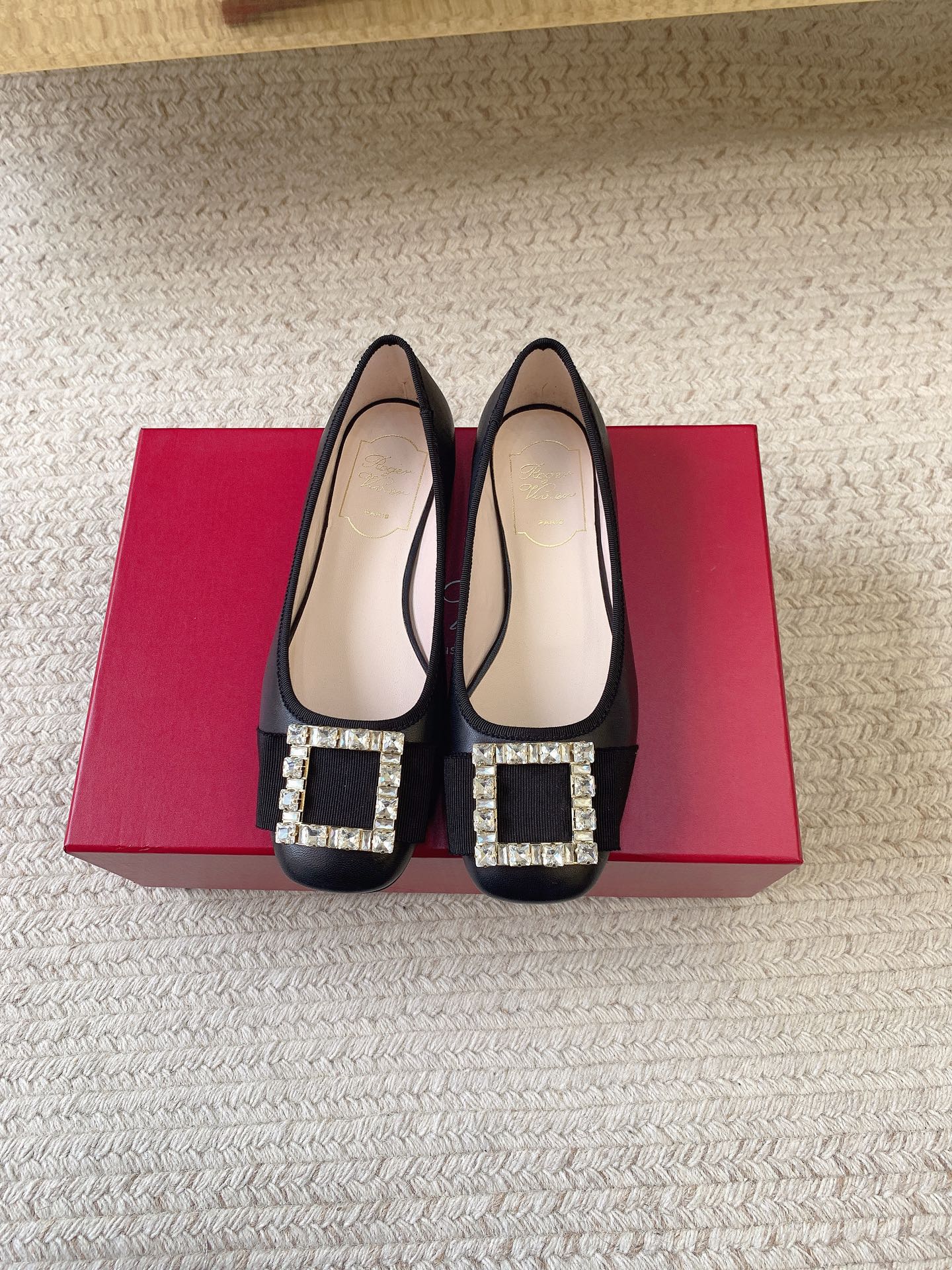 Roger Vivier SS25 Napi Ballet: Luxury Shoes with Premium Materials and Unique Design - 图片 5