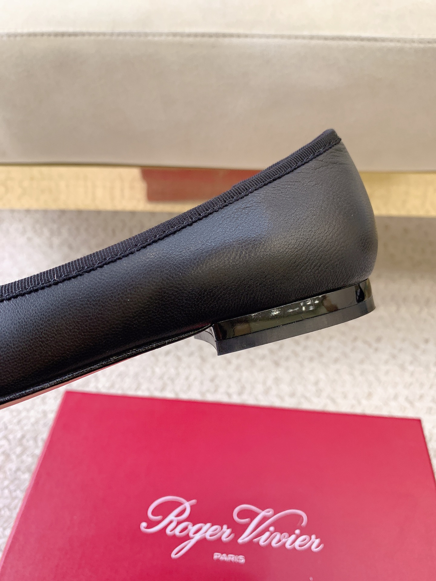 Roger Vivier SS25 Napi Ballet: Luxury Shoes with Premium Materials and Unique Design - 图片 6