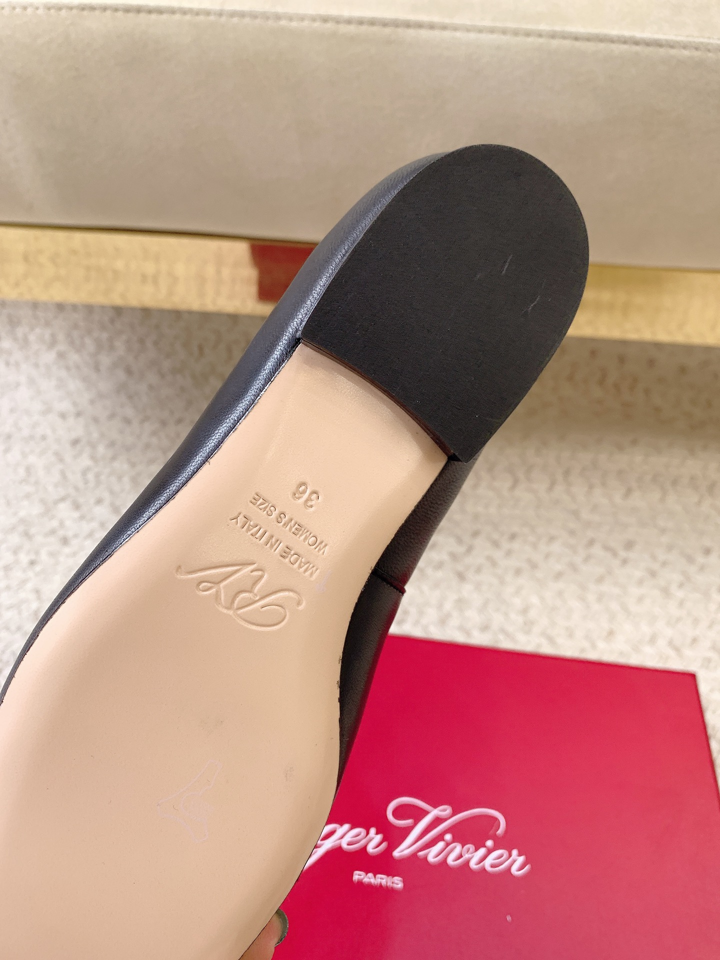Roger Vivier SS25 Napi Ballet: Luxury Shoes with Premium Materials and Unique Design - 图片 7