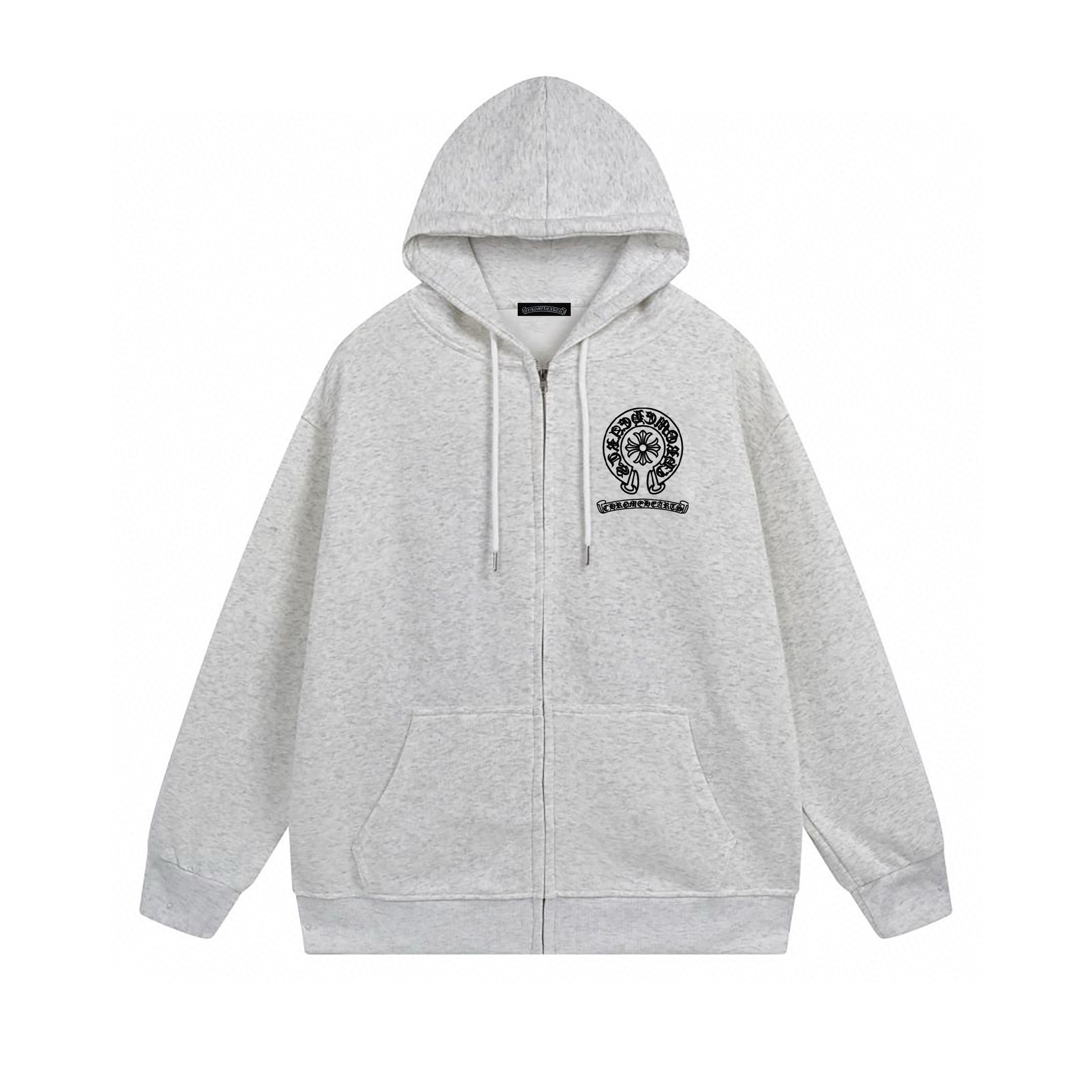 💰130
克罗心 双翅冬季加绒加厚连帽开衫拉链卫衣外套

【高端冬季加绒拉链卫衣系列】
甄选530g银狐绒加厚面料 区别市场便宜货200g低廉单薄品质 本款软糯亲肤 超级保暖 不起球不褪色不变形 质量超级好，内里绒柔软的让你爱不释手，布料挺实，绝对厚实，打底单穿都是百搭，绝绝子百搭！冬季穿这款卫衣，再随意搭配一件夹克 棒球服之类的 可抗零下10度 摆脱棉衣羽绒服的臃肿感 叠穿更潮流时尚有衣品

专柜定制 还原最真实的百分百质感/订制原版三标 下摆袖口罗纹开版制作/定制拉链/定制拉链包边条/口袋也有绒 冬天不怕手冷 各个细节走线都做到了极致冬季必备单品 细节到位！重工品质！真正品质好款（代购级品质 随意出入专柜无压力）

宽松版型，大厂做工，品控到位，放心入手✅

男女同款 情侣搭配更出彩🤩
                                                                     
Color：黑色/浅灰色/藏青
Size：M/L/XL

                    胸围         肩宽       衣长
           M       120          60           70      
           L        125          62           72               
           XL      130         64           74  
              
           【注：手工测量 存在1～3 cm 误差】