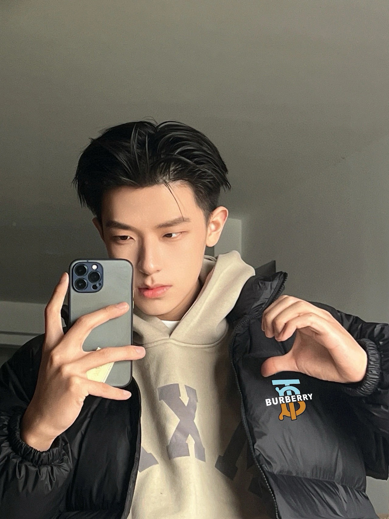 供货价:💰115 ♦️另有升级版本💰135 （高品质）
Burberry 巴宝莉采标宽松羽绒棉衣棉服面包服
面料材质都属一等品 一整衣将近3斤沉 高达750充棉量 全网最ok超厚超保暖
店主北方人亲自评测 大大解决了南方不理解北方冬天冬日的寒冷 整件衣服完全塞的满满当当  冬日站在大雪中也完全没有感觉  穿棉被出门都没有它保暖！ 总结一句话   品质好货 闭眼入  
       高频次冲棉 走线完美 质量天花板
       不厚不暖你来骂我 
       百搭好穿 上身细腻 男女可配 
Color：黑色
Size：M/L/XL

                    胸围         肩宽       衣长
           M       115           61          71      
           L        120          63          73               
           XL      125          65          75  
              
           【注：手工测量 存在1～3 cm 误差】