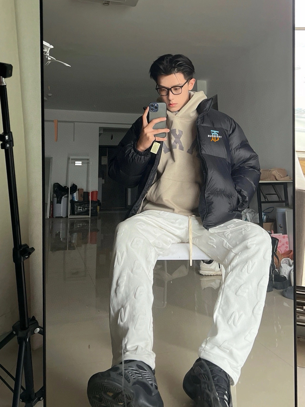 供货价:💰115 ♦️另有升级版本💰135 （高品质）
Burberry 巴宝莉采标宽松羽绒棉衣棉服面包服
面料材质都属一等品 一整衣将近3斤沉 高达750充棉量 全网最ok超厚超保暖
店主北方人亲自评测 大大解决了南方不理解北方冬天冬日的寒冷 整件衣服完全塞的满满当当  冬日站在大雪中也完全没有感觉  穿棉被出门都没有它保暖！ 总结一句话   品质好货 闭眼入  
       高频次冲棉 走线完美 质量天花板
       不厚不暖你来骂我 
       百搭好穿 上身细腻 男女可配 
Color：黑色
Size：M/L/XL

                    胸围         肩宽       衣长
           M       115           61          71      
           L        120          63          73               
           XL      125          65          75  
              
           【注：手工测量 存在1～3 cm 误差】