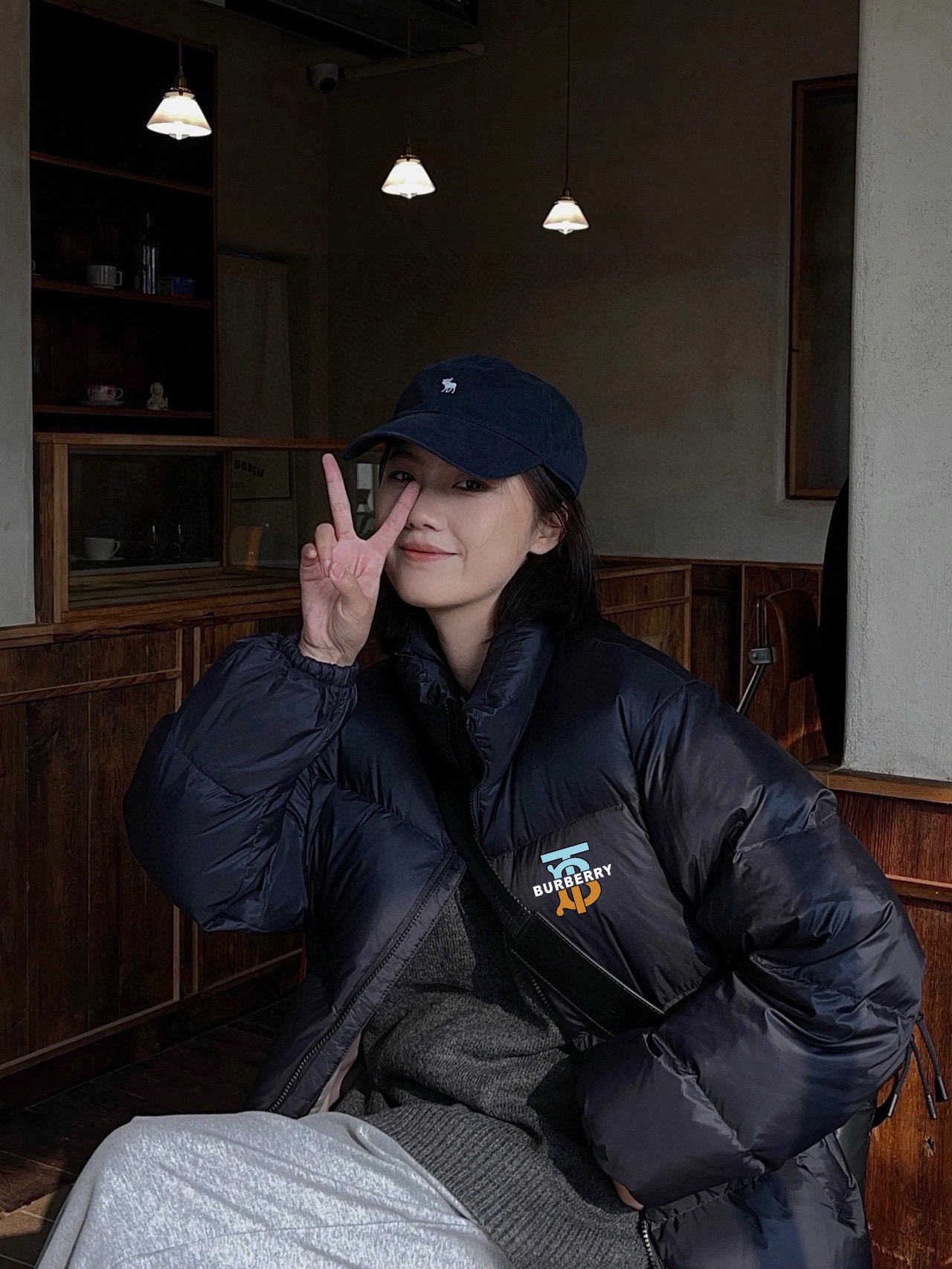 供货价:💰115 ♦️另有升级版本💰135 （高品质）
Burberry 巴宝莉采标宽松羽绒棉衣棉服面包服
面料材质都属一等品 一整衣将近3斤沉 高达750充棉量 全网最ok超厚超保暖
店主北方人亲自评测 大大解决了南方不理解北方冬天冬日的寒冷 整件衣服完全塞的满满当当  冬日站在大雪中也完全没有感觉  穿棉被出门都没有它保暖！ 总结一句话   品质好货 闭眼入  
       高频次冲棉 走线完美 质量天花板
       不厚不暖你来骂我 
       百搭好穿 上身细腻 男女可配 
Color：黑色
Size：M/L/XL

                    胸围         肩宽       衣长
           M       115           61          71      
           L        120          63          73               
           XL      125          65          75  
              
           【注：手工测量 存在1～3 cm 误差】