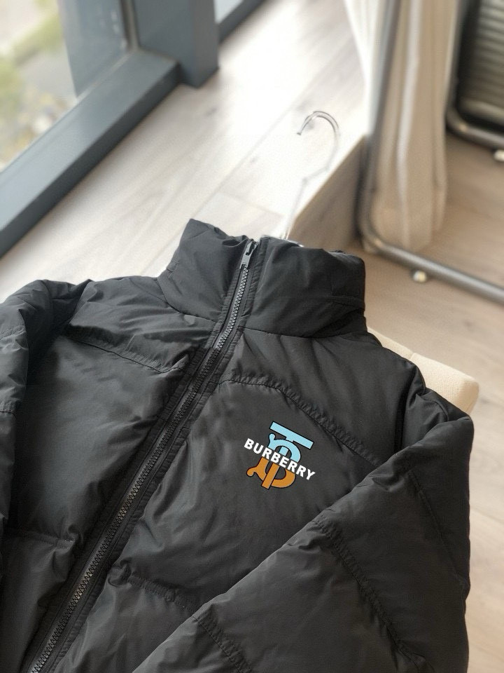 供货价:💰115 ♦️另有升级版本💰135 （高品质）
Burberry 巴宝莉采标宽松羽绒棉衣棉服面包服
面料材质都属一等品 一整衣将近3斤沉 高达750充棉量 全网最ok超厚超保暖
店主北方人亲自评测 大大解决了南方不理解北方冬天冬日的寒冷 整件衣服完全塞的满满当当  冬日站在大雪中也完全没有感觉  穿棉被出门都没有它保暖！ 总结一句话   品质好货 闭眼入  
       高频次冲棉 走线完美 质量天花板
       不厚不暖你来骂我 
       百搭好穿 上身细腻 男女可配 
Color：黑色
Size：M/L/XL

                    胸围         肩宽       衣长
           M       115           61          71      
           L        120          63          73               
           XL      125          65          75  
              
           【注：手工测量 存在1～3 cm 误差】