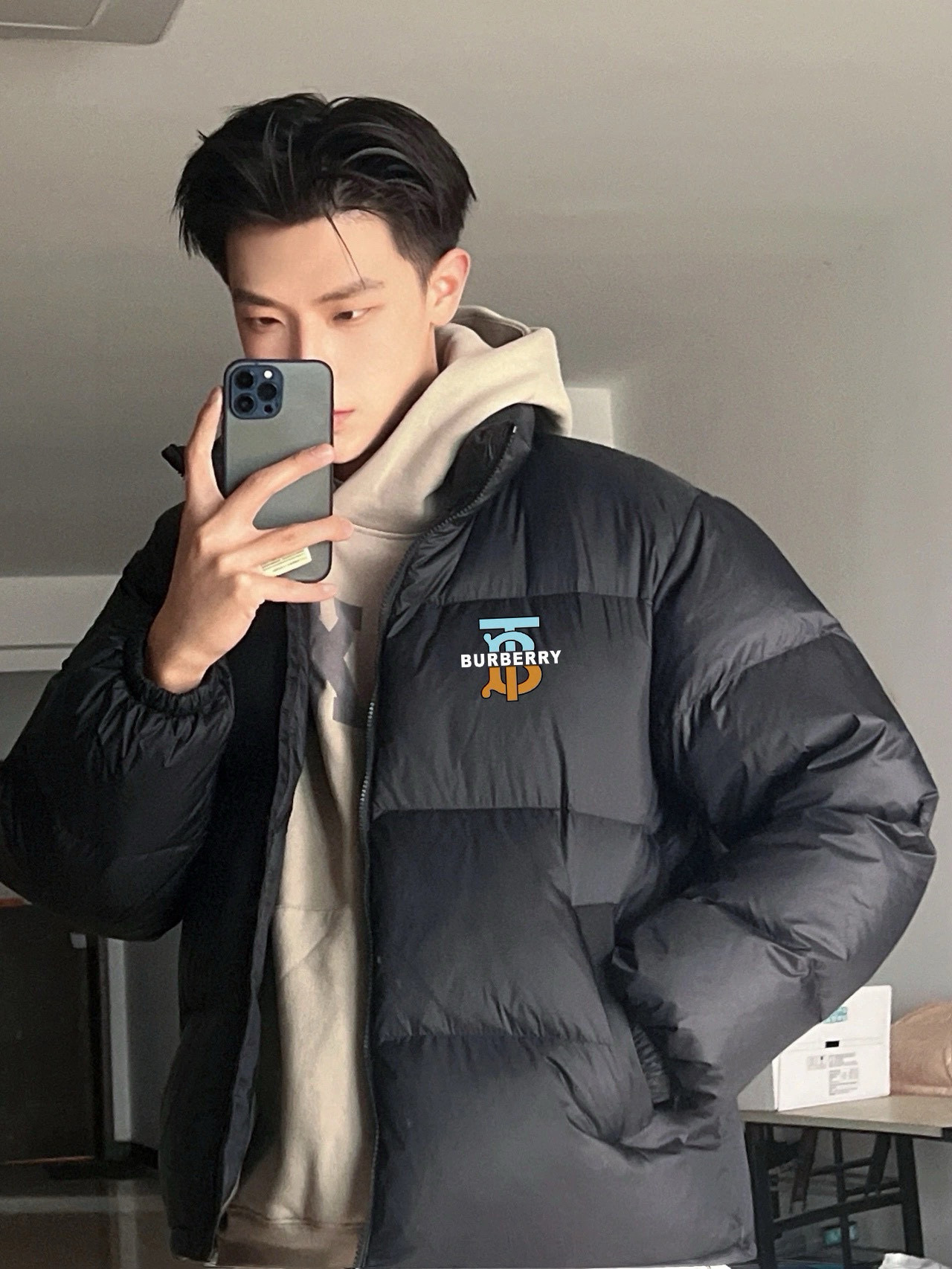 供货价:💰115 ♦️另有升级版本💰135 （高品质）
Burberry 巴宝莉采标宽松羽绒棉衣棉服面包服
面料材质都属一等品 一整衣将近3斤沉 高达750充棉量 全网最ok超厚超保暖
店主北方人亲自评测 大大解决了南方不理解北方冬天冬日的寒冷 整件衣服完全塞的满满当当  冬日站在大雪中也完全没有感觉  穿棉被出门都没有它保暖！ 总结一句话   品质好货 闭眼入  
       高频次冲棉 走线完美 质量天花板
       不厚不暖你来骂我 
       百搭好穿 上身细腻 男女可配 
Color：黑色
Size：M/L/XL

                    胸围         肩宽       衣长
           M       115           61          71      
           L        120          63          73               
           XL      125          65          75  
              
           【注：手工测量 存在1～3 cm 误差】