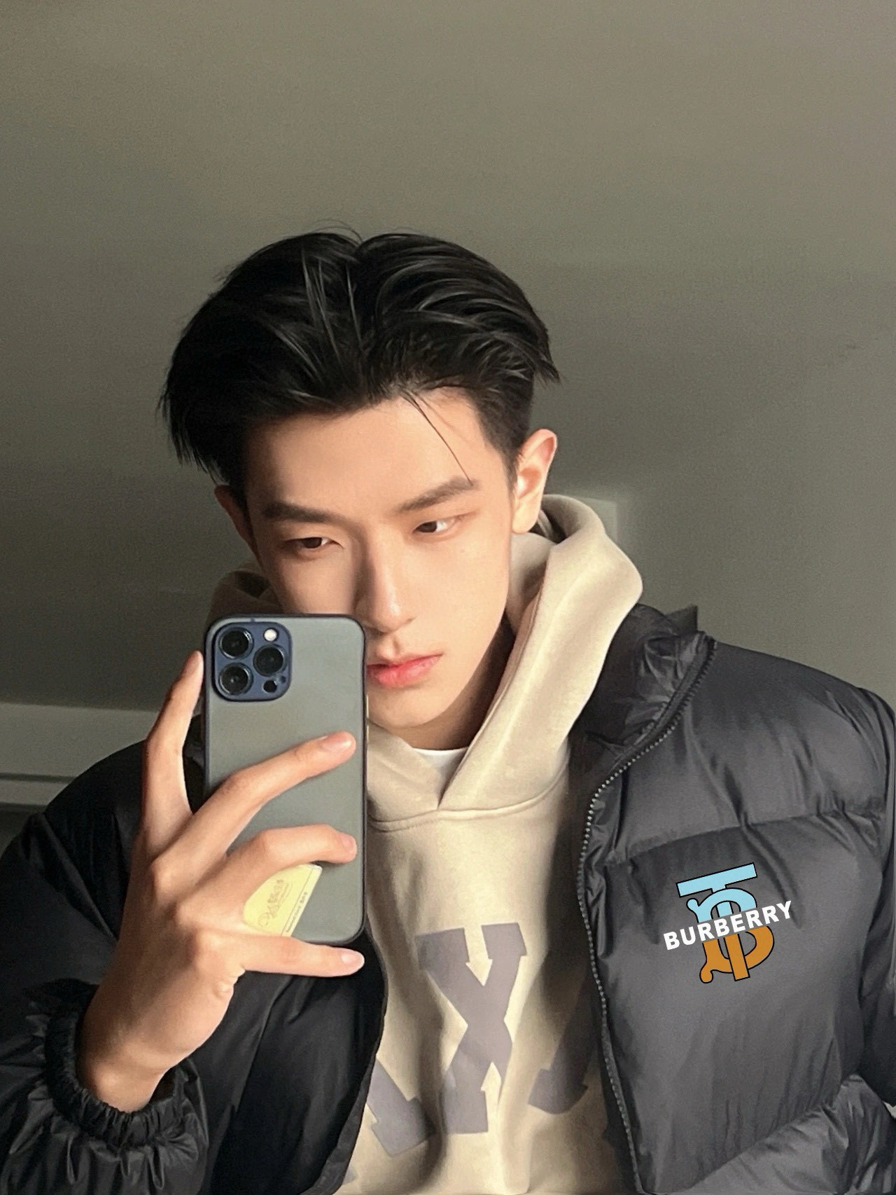 供货价:💰115 ♦️另有升级版本💰135 （高品质）
Burberry 巴宝莉采标宽松羽绒棉衣棉服面包服
面料材质都属一等品 一整衣将近3斤沉 高达750充棉量 全网最ok超厚超保暖
店主北方人亲自评测 大大解决了南方不理解北方冬天冬日的寒冷 整件衣服完全塞的满满当当  冬日站在大雪中也完全没有感觉  穿棉被出门都没有它保暖！ 总结一句话   品质好货 闭眼入  
       高频次冲棉 走线完美 质量天花板
       不厚不暖你来骂我 
       百搭好穿 上身细腻 男女可配 
Color：黑色
Size：M/L/XL

                    胸围         肩宽       衣长
           M       115           61          71      
           L        120          63          73               
           XL      125          65          75  
              
           【注：手工测量 存在1～3 cm 误差】