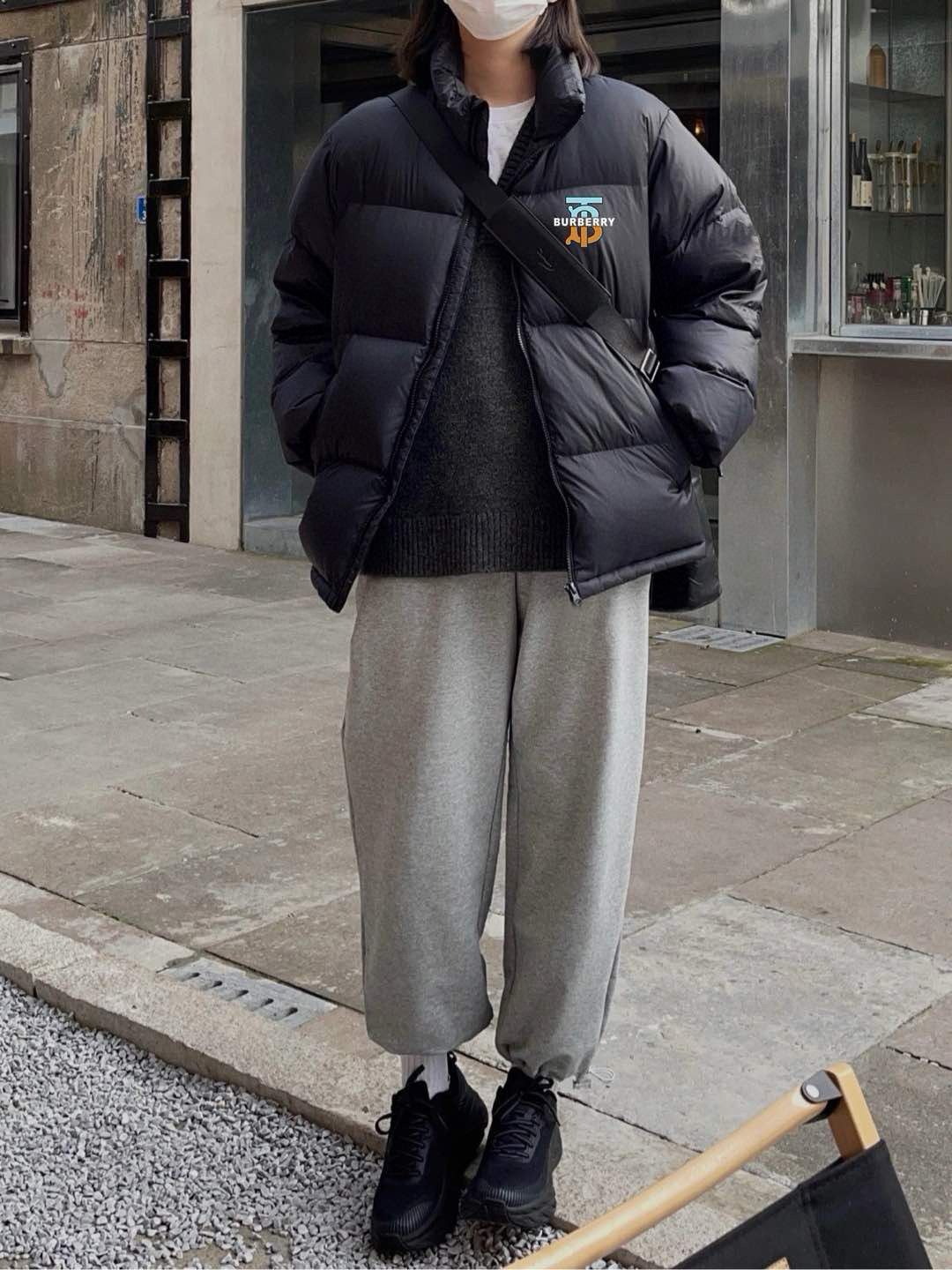 供货价:💰115 ♦️另有升级版本💰135 （高品质）
Burberry 巴宝莉采标宽松羽绒棉衣棉服面包服
面料材质都属一等品 一整衣将近3斤沉 高达750充棉量 全网最ok超厚超保暖
店主北方人亲自评测 大大解决了南方不理解北方冬天冬日的寒冷 整件衣服完全塞的满满当当  冬日站在大雪中也完全没有感觉  穿棉被出门都没有它保暖！ 总结一句话   品质好货 闭眼入  
       高频次冲棉 走线完美 质量天花板
       不厚不暖你来骂我 
       百搭好穿 上身细腻 男女可配 
Color：黑色
Size：M/L/XL

                    胸围         肩宽       衣长
           M       115           61          71      
           L        120          63          73               
           XL      125          65          75  
              
           【注：手工测量 存在1～3 cm 误差】