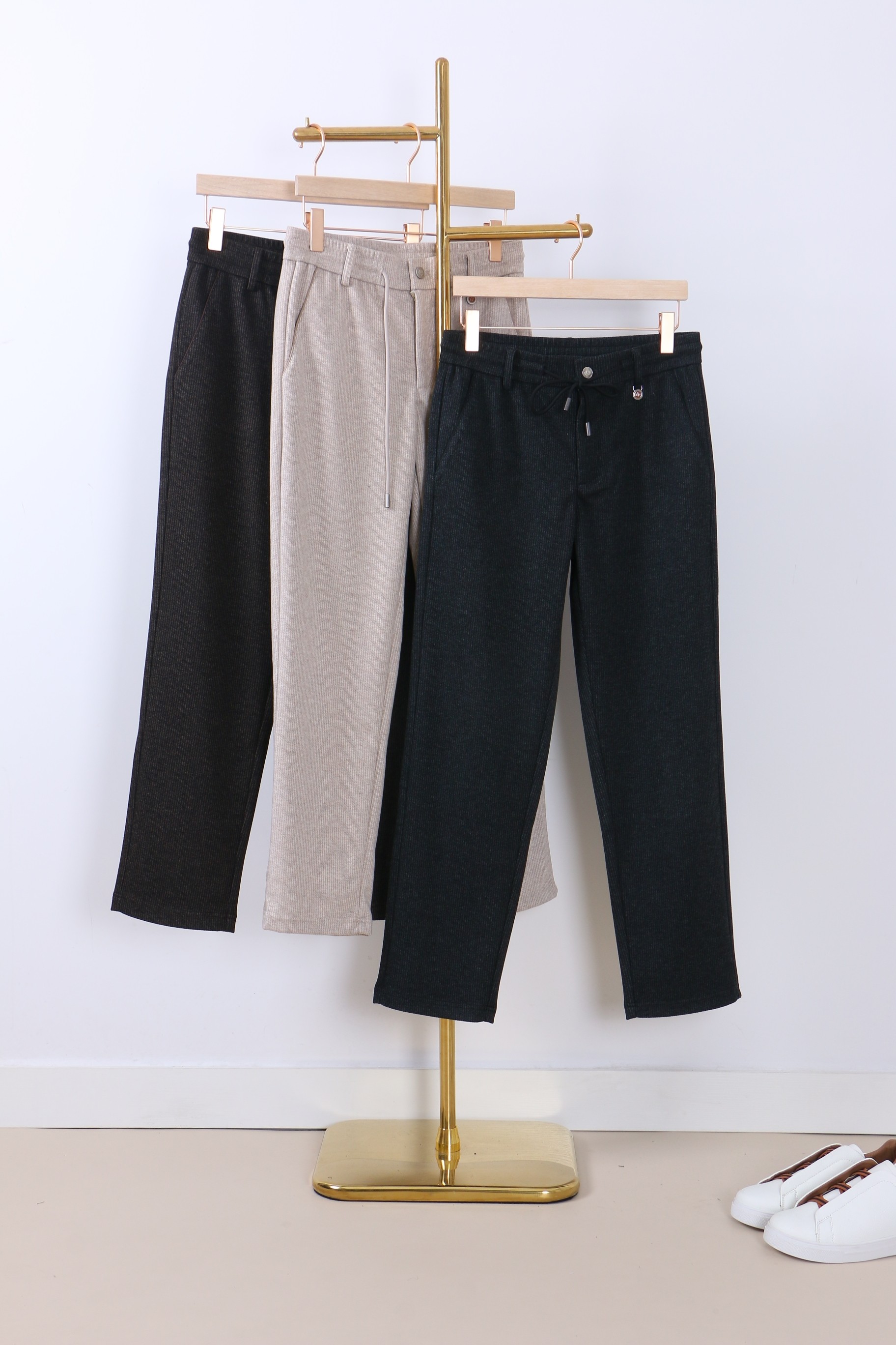 NO:510754,Autumn and winter cabinets are on sale. Full-quality order, warm and stylish. Wool cashmere blended elastic waist straight-foot casual pants. Classic and versatile. Rear pocket embellishment, elastic waist drawstring. Combined tailoring. Classic and versatile. At the same time, the upper body has a sense of slackness. The fabric is made of blended wool cashmere material, comfortable and breathable. It reflects high-end texture. Orders for full-quality items, color. Black brown. Khaki. Number of sizes. M-3XL. Try on 172-148. Waist circumference of 2 feet. 5. Appropriate wear (7911#),,alexander wang.19860909秋冬柜在售 全品相订单,保暖有型 羊毛羊绒混纺松紧腰直脚休闲裤 经典百搭 后口袋点缀,松紧腰抽绳 合体的剪裁 经典百搭同时 上身有总随意的松弛感 面料采用混纺羊毛羊绒材质,舒适透气 保暖的同时 体现高档质感 全品相的订单,颜色 黑色棕色 卡其 码数M-3XL 试穿172-148腰围2尺5穿L合适(7911#),,alexander wang,Men's clothing