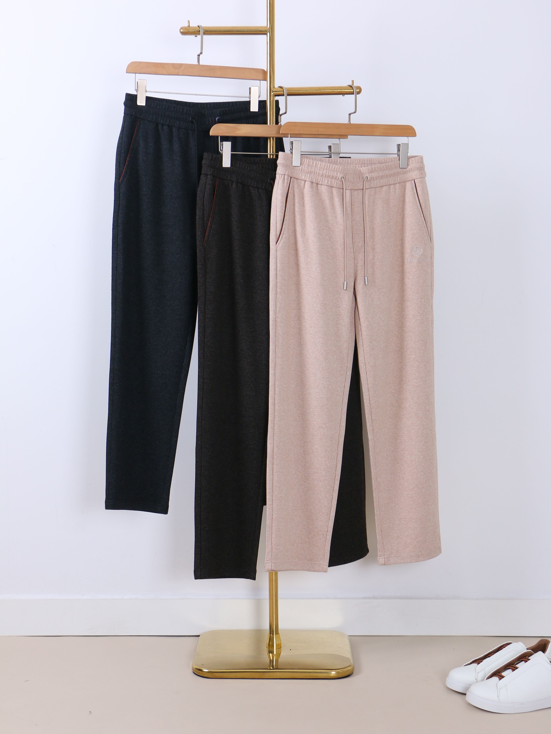 NO:510760,Autumn and winter cabinets are on sale. Full-quality orders, warm and stylish. Wool cashmere blended elastic waist straight-foot casual pants. Classic and versatile. Back pocket embellishment, elastic waist drawstring. Combined tailoring. Classic and versatile. At the same time, the upper body has a sense of slackness. The fabric is made of blended wool cashmere material, comfortable and breathable. It reflects high-end texture while keeping warm. Orders for full-quality, color, black brown, khaki. Number of sizes M-3XL. Try on 172-148 waist circumference 2 feet 5. Appropriate wear. Alexander wang19860909秋冬柜在售 全品相订单,保暖有型 羊毛羊绒混纺松紧腰直脚休闲裤 经典百搭 后口袋点缀,松紧腰抽绳 合体的剪裁 经典百搭同时 上身有总随意的松弛感 面料采用混纺羊毛羊绒材质,舒适透气 保暖的同时 体现高档质感 全品相的订单,颜色 黑色棕色 卡其 码数M-3XL 试穿172-148腰围2尺5穿L合适,,alexander wang,Men's clothing