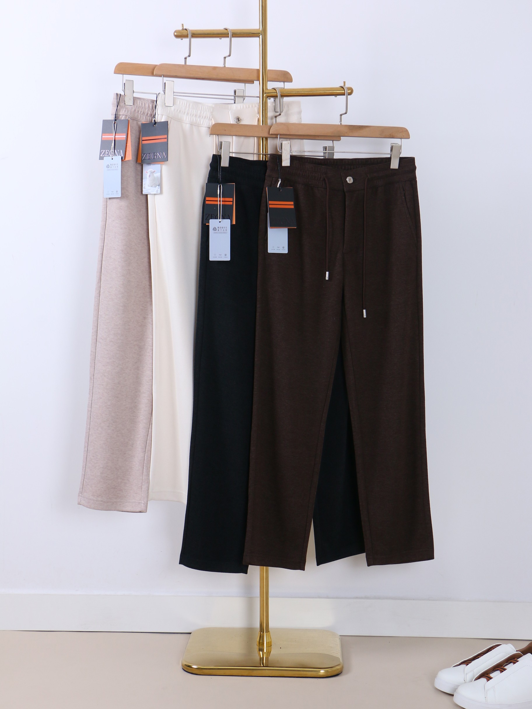 NO:510757,ZzJinia autumn and winter new men's straight sports pants, cashmere wool blend fabric, three-standard, elastic waist drawstring, and zippered pocket design on both sides, combined cutting, neat car line, impeccable details (the essential items in the market are absolutely the highest version of the market) classic and versatile. At the same time, the upper body has a sense of slackness, comfortable and breathable. It also reflects high-end texture and full-quality orders while keeping warm. Colors: black, beige, oatmeal, brown. Number M-3XL (48-56) is on sale in stock., zegna, alexander wang19860909Zz杰尼*亚秋冬新款男士直筒运动裤,羊绒羊毛混纺面料、三标齐、松紧腰抽绳、两侧拉链口袋设计,合体的裁剪、车线工整、细节无可挑剔（人手必备单品绝对市场最高版本）经典百搭 同时上身有总随意的松弛感,舒适透气 保暖的同时体现高档质感、全品相的订单,颜色 黑色、米白色、燕麦色、棕色.码数M-3XL（48～56）现货发售.,,zegna,alexander wang,Men's clothing