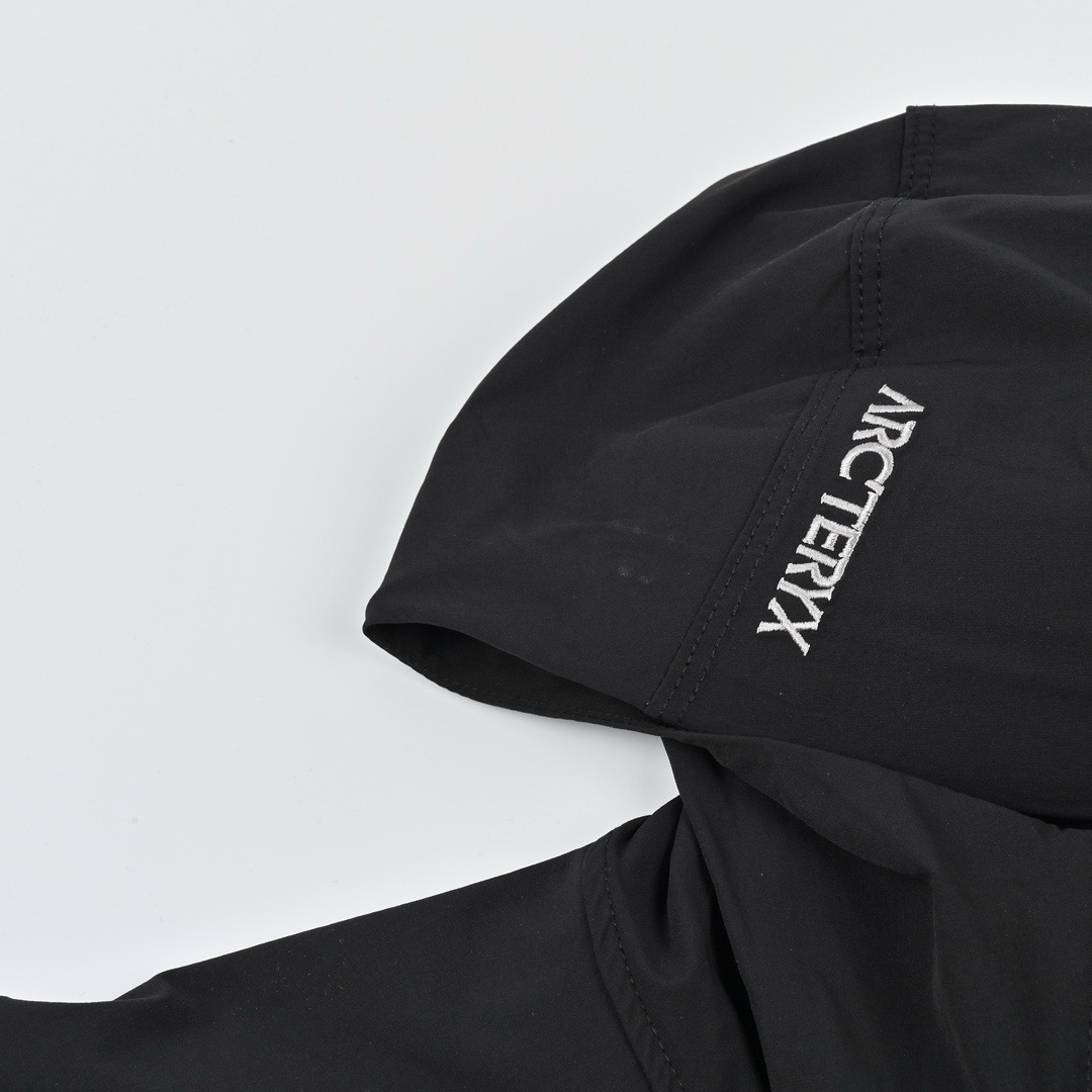 #P 黑色(纯原版本) ARCTERYX 始祖鸟Gamma Lightweight Hoody 纯色连帽软壳轻薄户外防风防晒夹克外套 Gamma SL/升级版刺绣标Arcteryx Gamma LightWeight Hoody 全新改款设计 胸前口袋跟mx对齐!防风防泼水,UPF防晒50 % 春夏秋季轻透气软壳!面料轻薄春夏秋可穿! 徒步旅行可以是一次轻松的漫步,可以是一次前往偏远湖泊的旅行,也可以是一次登山或滑雪之旅的开端.无论是哪种徒步旅行,你都需要一款能适应多变微气候和天气的防护服.这款Gamma LightWeight 连帽衣就能满足这样的需求.其轻薄耐久的FortiusTM1.0双层组织面料具有四向弹力,且防风、防水、防晒.透气.StormHood兜帽提供保护的同时不会影响周边视线,拼接的修身剪裁和高效设计简洁. Gamma LightWeight是Gamma软壳外套系列中薄的款式,面料四维弹力,防风防小雨,UPF防晒50 % 轻薄透气,适合春夏穿着. 颜色:隐秘灰 琢石蓝 球藻绿 黑色 (⚠️只有黑色有XXL码) 肩宽: 48 50 52 54 胸围: 114 118 122 126 袖长: 64 65 66 67 前衣长:66 68 70 72 后衣长:70 72 76 80 建议尺寸为合身尺寸 S(130斤以内) M(130-150斤) L(150-170斤) XL(170-190斤) XXL(190-210斤) (⚠️只有黑色有XXL码)