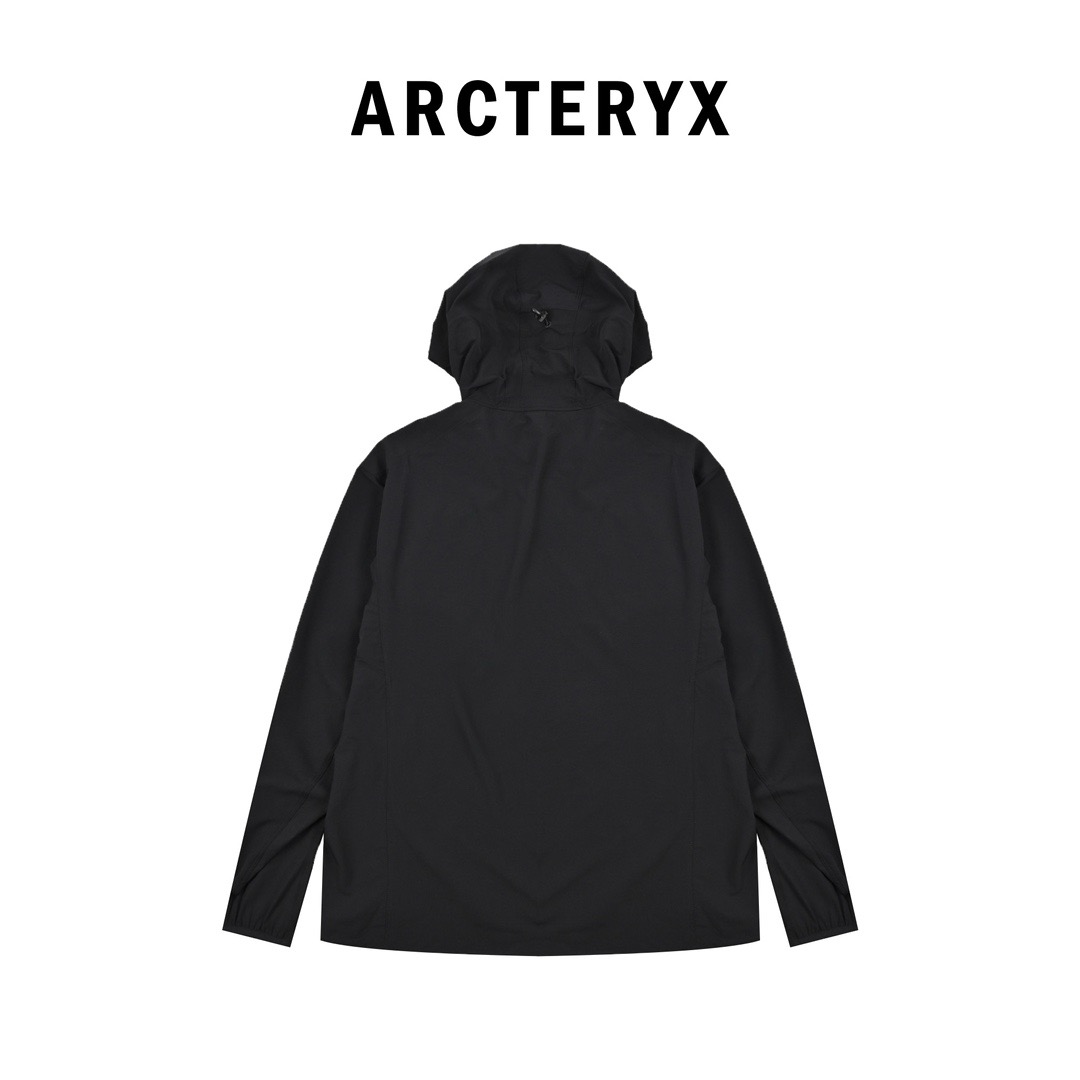 #P 黑色(纯原版本) ARCTERYX 始祖鸟Gamma Lightweight Hoody 纯色连帽软壳轻薄户外防风防晒夹克外套 Gamma SL/升级版刺绣标Arcteryx Gamma LightWeight Hoody 全新改款设计 胸前口袋跟mx对齐!防风防泼水,UPF防晒50 % 春夏秋季轻透气软壳!面料轻薄春夏秋可穿! 徒步旅行可以是一次轻松的漫步,可以是一次前往偏远湖泊的旅行,也可以是一次登山或滑雪之旅的开端.无论是哪种徒步旅行,你都需要一款能适应多变微气候和天气的防护服.这款Gamma LightWeight 连帽衣就能满足这样的需求.其轻薄耐久的FortiusTM1.0双层组织面料具有四向弹力,且防风、防水、防晒.透气.StormHood兜帽提供保护的同时不会影响周边视线,拼接的修身剪裁和高效设计简洁. Gamma LightWeight是Gamma软壳外套系列中薄的款式,面料四维弹力,防风防小雨,UPF防晒50 % 轻薄透气,适合春夏穿着. 颜色:隐秘灰 琢石蓝 球藻绿 黑色 (⚠️只有黑色有XXL码) 肩宽: 48 50 52 54 胸围: 114 118 122 126 袖长: 64 65 66 67 前衣长:66 68 70 72 后衣长:70 72 76 80 建议尺寸为合身尺寸 S(130斤以内) M(130-150斤) L(150-170斤) XL(170-190斤) XXL(190-210斤) (⚠️只有黑色有XXL码)
