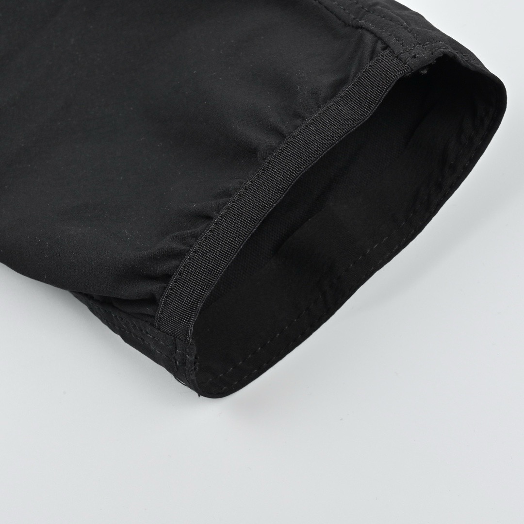 #P 黑色(纯原版本) ARCTERYX 始祖鸟Gamma Lightweight Hoody 纯色连帽软壳轻薄户外防风防晒夹克外套 Gamma SL/升级版刺绣标Arcteryx Gamma LightWeight Hoody 全新改款设计 胸前口袋跟mx对齐!防风防泼水,UPF防晒50 % 春夏秋季轻透气软壳!面料轻薄春夏秋可穿! 徒步旅行可以是一次轻松的漫步,可以是一次前往偏远湖泊的旅行,也可以是一次登山或滑雪之旅的开端.无论是哪种徒步旅行,你都需要一款能适应多变微气候和天气的防护服.这款Gamma LightWeight 连帽衣就能满足这样的需求.其轻薄耐久的FortiusTM1.0双层组织面料具有四向弹力,且防风、防水、防晒.透气.StormHood兜帽提供保护的同时不会影响周边视线,拼接的修身剪裁和高效设计简洁. Gamma LightWeight是Gamma软壳外套系列中薄的款式,面料四维弹力,防风防小雨,UPF防晒50 % 轻薄透气,适合春夏穿着. 颜色:隐秘灰 琢石蓝 球藻绿 黑色 (⚠️只有黑色有XXL码) 肩宽: 48 50 52 54 胸围: 114 118 122 126 袖长: 64 65 66 67 前衣长:66 68 70 72 后衣长:70 72 76 80 建议尺寸为合身尺寸 S(130斤以内) M(130-150斤) L(150-170斤) XL(170-190斤) XXL(190-210斤) (⚠️只有黑色有XXL码)