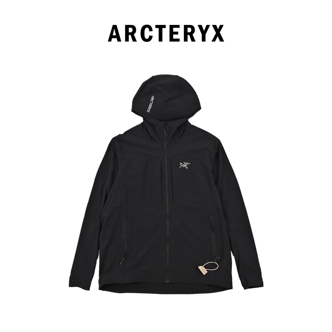 #P 黑色(纯原版本) ARCTERYX 始祖鸟Gamma Lightweight Hoody 纯色连帽软壳轻薄户外防风防晒夹克外套 Gamma SL/升级版刺绣标Arcteryx Gamma LightWeight Hoody 全新改款设计 胸前口袋跟mx对齐!防风防泼水,UPF防晒50 % 春夏秋季轻透气软壳!面料轻薄春夏秋可穿! 徒步旅行可以是一次轻松的漫步,可以是一次前往偏远湖泊的旅行,也可以是一次登山或滑雪之旅的开端.无论是哪种徒步旅行,你都需要一款能适应多变微气候和天气的防护服.这款Gamma LightWeight 连帽衣就能满足这样的需求.其轻薄耐久的FortiusTM1.0双层组织面料具有四向弹力,且防风、防水、防晒.透气.StormHood兜帽提供保护的同时不会影响周边视线,拼接的修身剪裁和高效设计简洁. Gamma LightWeight是Gamma软壳外套系列中薄的款式,面料四维弹力,防风防小雨,UPF防晒50 % 轻薄透气,适合春夏穿着. 颜色:隐秘灰 琢石蓝 球藻绿 黑色 (⚠️只有黑色有XXL码) 肩宽: 48 50 52 54 胸围: 114 118 122 126 袖长: 64 65 66 67 前衣长:66 68 70 72 后衣长:70 72 76 80 建议尺寸为合身尺寸 S(130斤以内) M(130-150斤) L(150-170斤) XL(170-190斤) XXL(190-210斤) (⚠️只有黑色有XXL码)