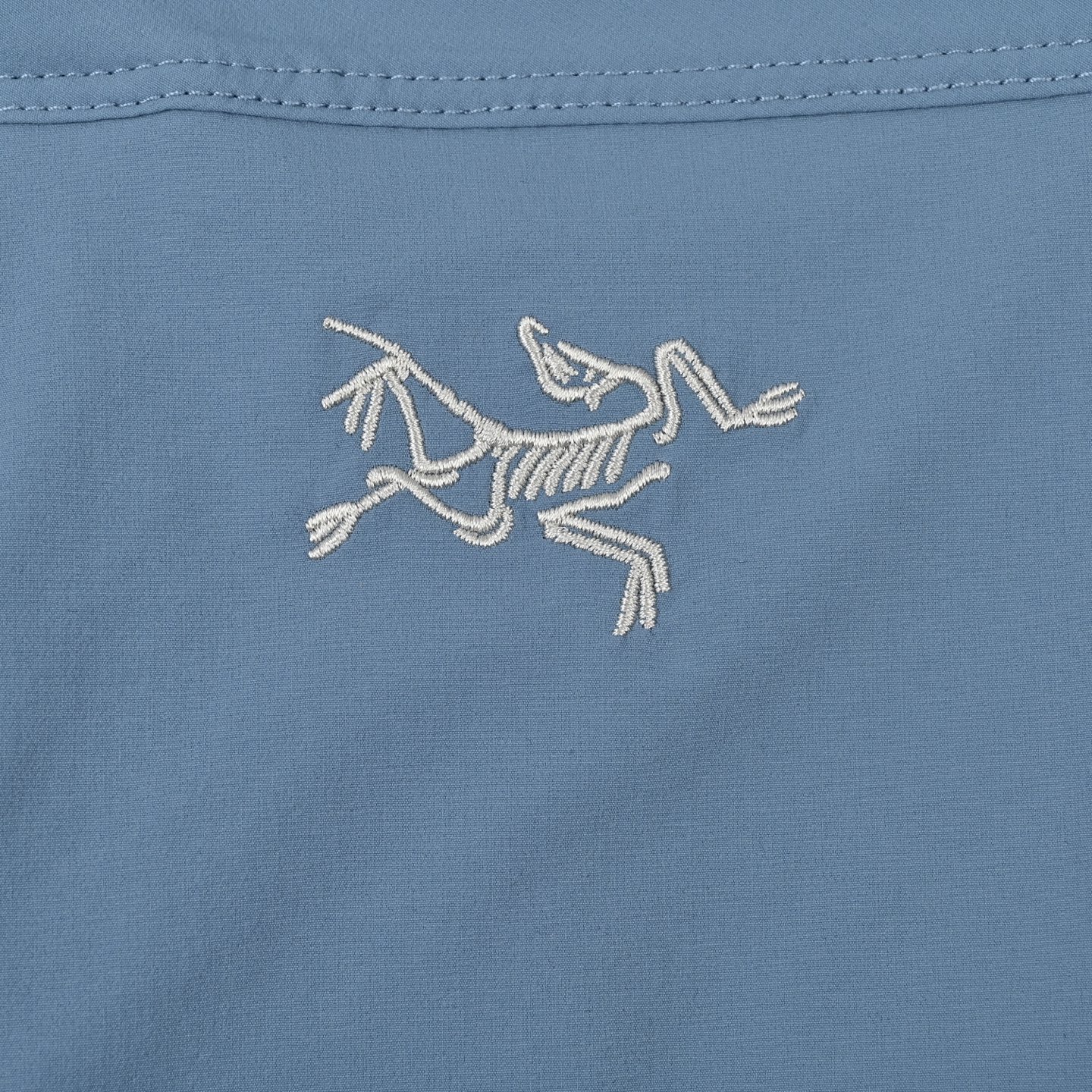 #P 琢石蓝(纯原版本) ARCTERYX 始祖鸟Gamma Lightweight Hoody 纯色连帽软壳轻薄户外防风防晒夹克外套 Gamma SL/升级版刺绣标Arcteryx Gamma LightWeight Hoody 全新改款设计 胸前口袋跟mx对齐!防风防泼水,UPF防晒50 % 春夏秋季轻透气软壳!面料轻薄春夏秋可穿! 徒步旅行可以是一次轻松的漫步,可以是一次前往偏远湖泊的旅行,也可以是一次登山或滑雪之旅的开端.无论是哪种徒步旅行,你都需要一款能适应多变微气候和天气的防护服.这款Gamma LightWeight 连帽衣就能满足这样的需求.其轻薄耐久的FortiusTM1.0双层组织面料具有四向弹力,且防风、防水、防晒.透气.StormHood兜帽提供保护的同时不会影响周边视线,拼接的修身剪裁和高效设计简洁. Gamma LightWeight是Gamma软壳外套系列中薄的款式,面料四维弹力,防风防小雨,UPF防晒50 % 轻薄透气,适合春夏穿着. 颜色:隐秘灰 琢石蓝 球藻绿 黑色 (⚠️只有黑色有XXL码) 肩宽: 48 50 52 54 胸围: 114 118 122 126 袖长: 64 65 66 67 前衣长:66 68 70 72 后衣长:70 72 76 80 建议尺寸为合身尺寸 S(130斤以内) M(130-150斤) L(150-170斤) XL(170-190斤) XXL(190-210斤) (⚠️只有黑色有XXL码)