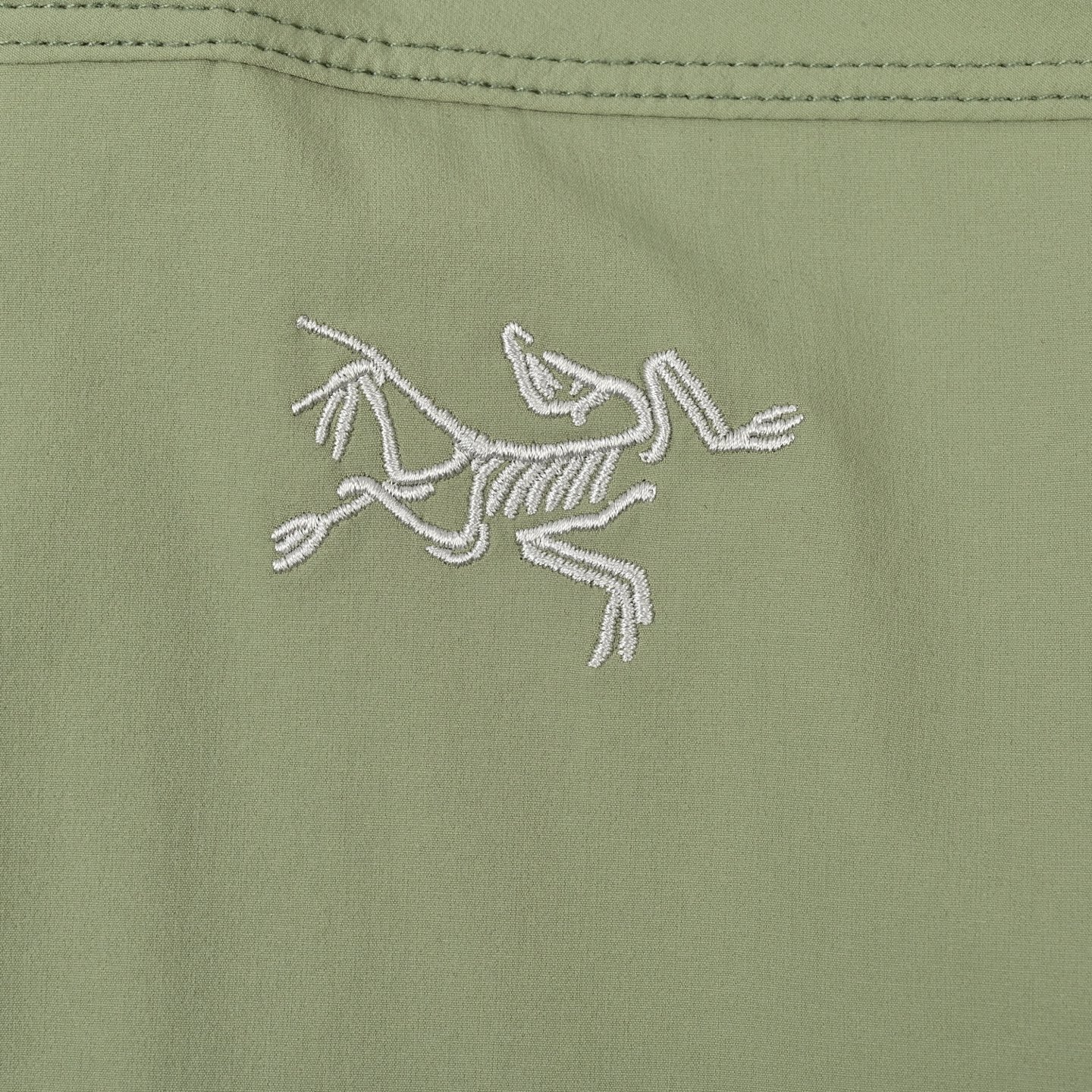 #P 球藻绿(纯原版本) ARCTERYX 始祖鸟Gamma Lightweight Hoody 纯色连帽软壳轻薄户外防风防晒夹克外套 Gamma SL/升级版刺绣标Arcteryx Gamma LightWeight Hoody 全新改款设计 胸前口袋跟mx对齐!防风防泼水,UPF防晒50 % 春夏秋季轻透气软壳!面料轻薄春夏秋可穿! 徒步旅行可以是一次轻松的漫步,可以是一次前往偏远湖泊的旅行,也可以是一次登山或滑雪之旅的开端.无论是哪种徒步旅行,你都需要一款能适应多变微气候和天气的防护服.这款Gamma LightWeight 连帽衣就能满足这样的需求.其轻薄耐久的FortiusTM1.0双层组织面料具有四向弹力,且防风、防水、防晒.透气.StormHood兜帽提供保护的同时不会影响周边视线,拼接的修身剪裁和高效设计简洁. Gamma LightWeight是Gamma软壳外套系列中薄的款式,面料四维弹力,防风防小雨,UPF防晒50 % 轻薄透气,适合春夏穿着. 颜色:隐秘灰 琢石蓝 球藻绿 黑色 (⚠️只有黑色有XXL码) 肩宽: 48 50 52 54 胸围: 114 118 122 126 袖长: 64 65 66 67 前衣长:66 68 70 72 后衣长:70 72 76 80 建议尺寸为合身尺寸 S(130斤以内) M(130-150斤) L(150-170斤) XL(170-190斤) XXL(190-210斤) (⚠️只有黑色有XXL码)