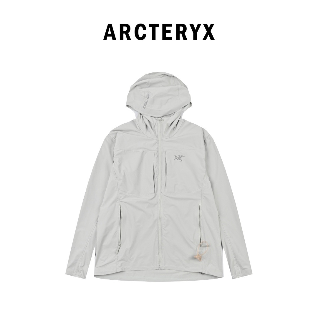 #P 隐秘灰(纯原版本) ARCTERYX 始祖鸟Gamma Lightweight Hoody 纯色连帽软壳轻薄户外防风防晒夹克外套 Gamma SL/升级版刺绣标Arcteryx Gamma LightWeight Hoody 全新改款设计 胸前口袋跟mx对齐!防风防泼水,UPF防晒50 % 春夏秋季轻透气软壳!面料轻薄春夏秋可穿! 徒步旅行可以是一次轻松的漫步,可以是一次前往偏远湖泊的旅行,也可以是一次登山或滑雪之旅的开端.无论是哪种徒步旅行,你都需要一款能适应多变微气候和天气的防护服.这款Gamma LightWeight 连帽衣就能满足这样的需求.其轻薄耐久的FortiusTM1.0双层组织面料具有四向弹力,且防风、防水、防晒.透气.StormHood兜帽提供保护的同时不会影响周边视线,拼接的修身剪裁和高效设计简洁. Gamma LightWeight是Gamma软壳外套系列中薄的款式,面料四维弹力,防风防小雨,UPF防晒50 % 轻薄透气,适合春夏穿着. 颜色:隐秘灰 琢石蓝 球藻绿 黑色 (⚠️只有黑色有XXL码) 肩宽: 48 50 52 54 胸围: 114 118 122 126 袖长: 64 65 66 67 前衣长:66 68 70 72 后衣长:70 72 76 80 建议尺寸为合身尺寸 S(130斤以内) M(130-150斤) L(150-170斤) XL(170-190斤) XXL(190-210斤) (⚠️只有黑色有XXL码)