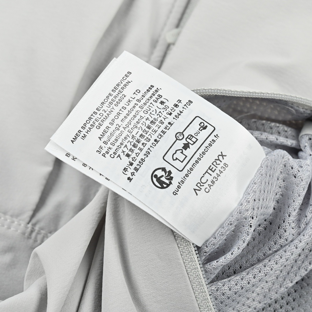 #P 隐秘灰(纯原版本) ARCTERYX 始祖鸟Gamma Lightweight Hoody 纯色连帽软壳轻薄户外防风防晒夹克外套 Gamma SL/升级版刺绣标Arcteryx Gamma LightWeight Hoody 全新改款设计 胸前口袋跟mx对齐!防风防泼水,UPF防晒50 % 春夏秋季轻透气软壳!面料轻薄春夏秋可穿! 徒步旅行可以是一次轻松的漫步,可以是一次前往偏远湖泊的旅行,也可以是一次登山或滑雪之旅的开端.无论是哪种徒步旅行,你都需要一款能适应多变微气候和天气的防护服.这款Gamma LightWeight 连帽衣就能满足这样的需求.其轻薄耐久的FortiusTM1.0双层组织面料具有四向弹力,且防风、防水、防晒.透气.StormHood兜帽提供保护的同时不会影响周边视线,拼接的修身剪裁和高效设计简洁. Gamma LightWeight是Gamma软壳外套系列中薄的款式,面料四维弹力,防风防小雨,UPF防晒50 % 轻薄透气,适合春夏穿着. 颜色:隐秘灰 琢石蓝 球藻绿 黑色 (⚠️只有黑色有XXL码) 肩宽: 48 50 52 54 胸围: 114 118 122 126 袖长: 64 65 66 67 前衣长:66 68 70 72 后衣长:70 72 76 80 建议尺寸为合身尺寸 S(130斤以内) M(130-150斤) L(150-170斤) XL(170-190斤) XXL(190-210斤) (⚠️只有黑色有XXL码)