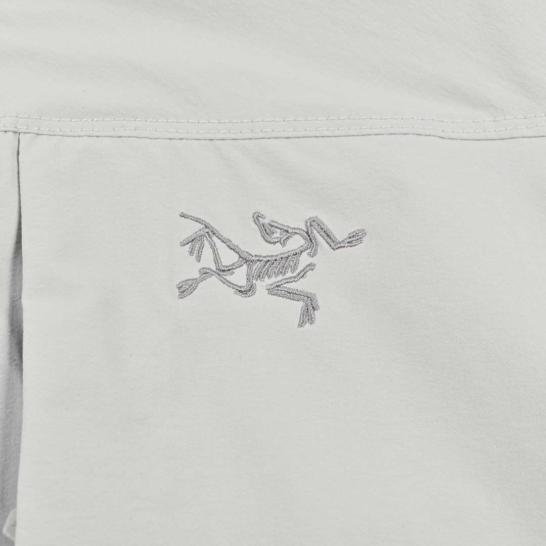 #P 隐秘灰(纯原版本) ARCTERYX 始祖鸟Gamma Lightweight Hoody 纯色连帽软壳轻薄户外防风防晒夹克外套 Gamma SL/升级版刺绣标Arcteryx Gamma LightWeight Hoody 全新改款设计 胸前口袋跟mx对齐!防风防泼水,UPF防晒50 % 春夏秋季轻透气软壳!面料轻薄春夏秋可穿! 徒步旅行可以是一次轻松的漫步,可以是一次前往偏远湖泊的旅行,也可以是一次登山或滑雪之旅的开端.无论是哪种徒步旅行,你都需要一款能适应多变微气候和天气的防护服.这款Gamma LightWeight 连帽衣就能满足这样的需求.其轻薄耐久的FortiusTM1.0双层组织面料具有四向弹力,且防风、防水、防晒.透气.StormHood兜帽提供保护的同时不会影响周边视线,拼接的修身剪裁和高效设计简洁. Gamma LightWeight是Gamma软壳外套系列中薄的款式,面料四维弹力,防风防小雨,UPF防晒50 % 轻薄透气,适合春夏穿着. 颜色:隐秘灰 琢石蓝 球藻绿 黑色 (⚠️只有黑色有XXL码) 肩宽: 48 50 52 54 胸围: 114 118 122 126 袖长: 64 65 66 67 前衣长:66 68 70 72 后衣长:70 72 76 80 建议尺寸为合身尺寸 S(130斤以内) M(130-150斤) L(150-170斤) XL(170-190斤) XXL(190-210斤) (⚠️只有黑色有XXL码)