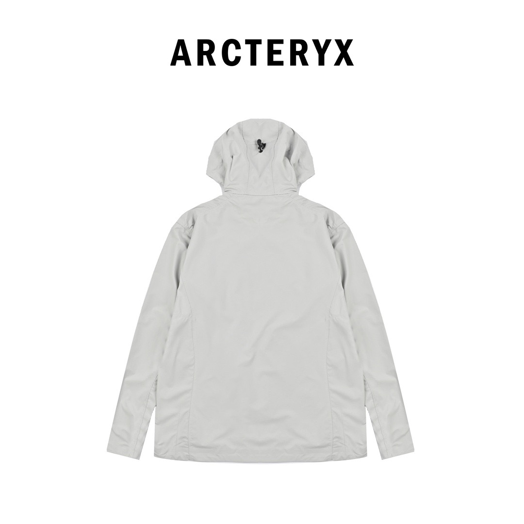 #P 隐秘灰(纯原版本) ARCTERYX 始祖鸟Gamma Lightweight Hoody 纯色连帽软壳轻薄户外防风防晒夹克外套 Gamma SL/升级版刺绣标Arcteryx Gamma LightWeight Hoody 全新改款设计 胸前口袋跟mx对齐!防风防泼水,UPF防晒50 % 春夏秋季轻透气软壳!面料轻薄春夏秋可穿! 徒步旅行可以是一次轻松的漫步,可以是一次前往偏远湖泊的旅行,也可以是一次登山或滑雪之旅的开端.无论是哪种徒步旅行,你都需要一款能适应多变微气候和天气的防护服.这款Gamma LightWeight 连帽衣就能满足这样的需求.其轻薄耐久的FortiusTM1.0双层组织面料具有四向弹力,且防风、防水、防晒.透气.StormHood兜帽提供保护的同时不会影响周边视线,拼接的修身剪裁和高效设计简洁. Gamma LightWeight是Gamma软壳外套系列中薄的款式,面料四维弹力,防风防小雨,UPF防晒50 % 轻薄透气,适合春夏穿着. 颜色:隐秘灰 琢石蓝 球藻绿 黑色 (⚠️只有黑色有XXL码) 肩宽: 48 50 52 54 胸围: 114 118 122 126 袖长: 64 65 66 67 前衣长:66 68 70 72 后衣长:70 72 76 80 建议尺寸为合身尺寸 S(130斤以内) M(130-150斤) L(150-170斤) XL(170-190斤) XXL(190-210斤) (⚠️只有黑色有XXL码)