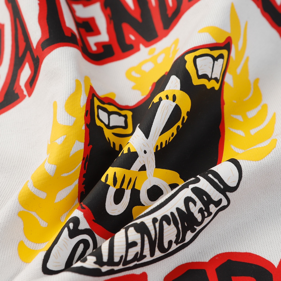 💰205
-BALENCI*GA 巴黎破洞刺绣连帽衫卫衣 又是今年的一大爆款 第一时间购入原版打版 采用进口直喷印花 高成本重工洗水磨破做旧工艺 细节领口/袖口/下摆等 整件衣服定位破洞效果 并进行二次洗水及炒色 独家定织定染纯棉毛圈料 克重高达480g 质感舒适厚实 秋冬最新砖柜同步 os落肩宽松版型 男女同款
-Color：黑色  石灰白
-SIZE：Xs S M L