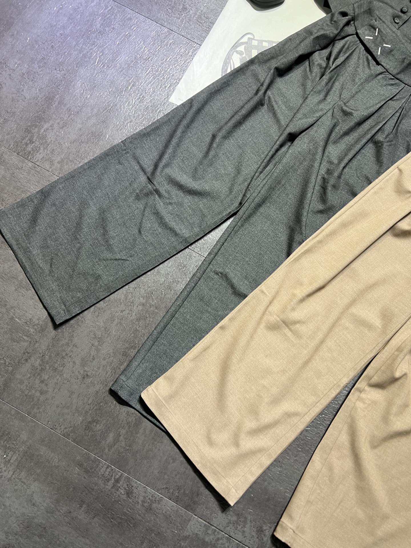 High-Quality Women’s Clothing Set by Maison Margiela: Classic Design with 3D Details - 图片 3