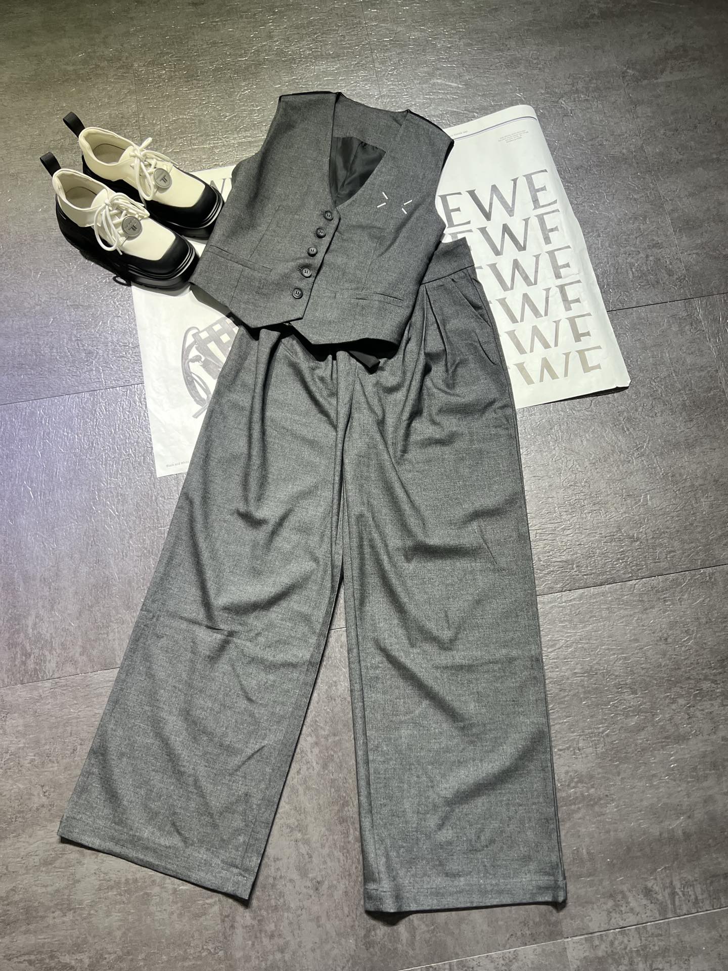 High-Quality Women’s Clothing Set by Maison Margiela: Classic Design with 3D Details - 图片 2