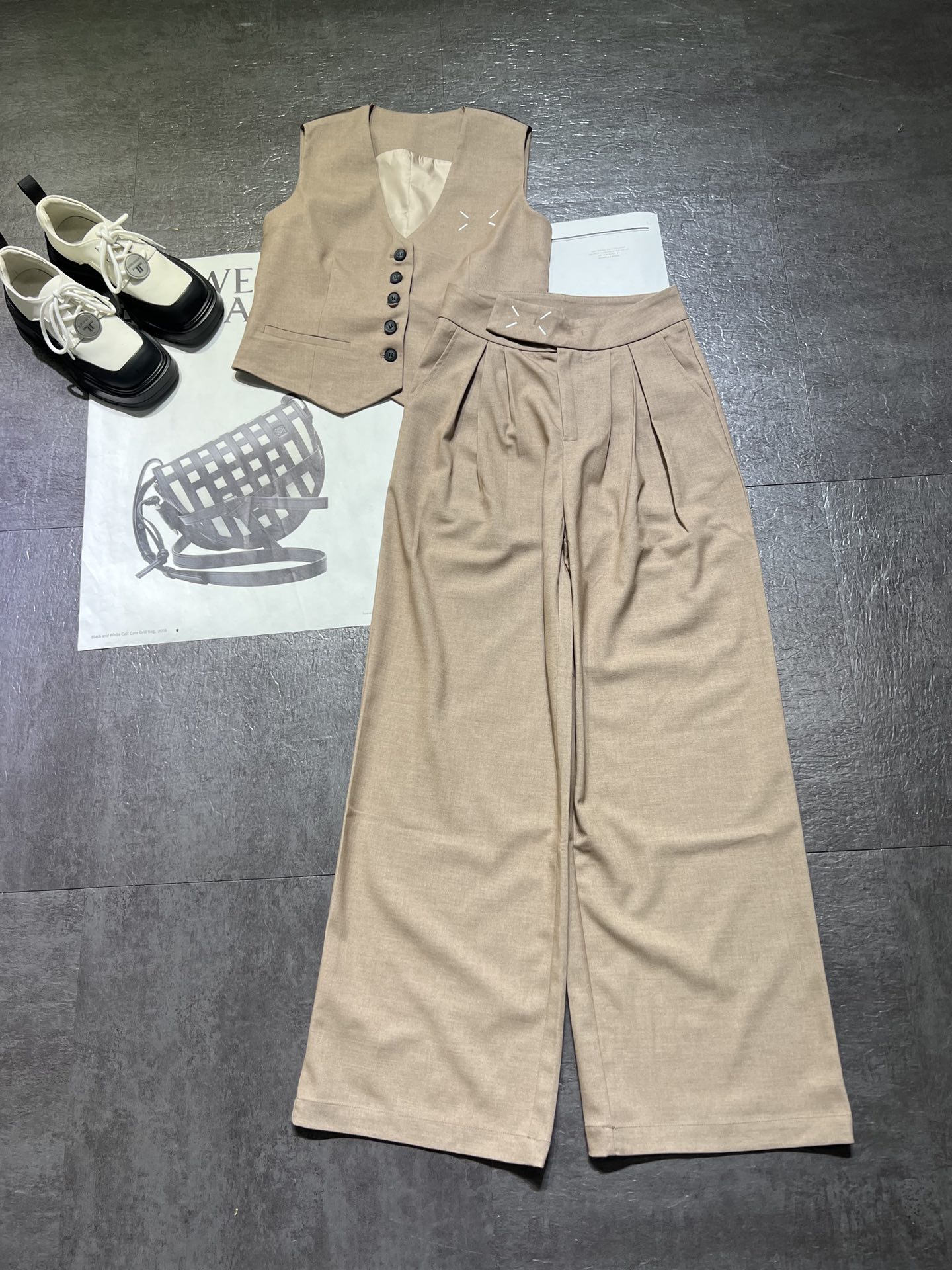 High-Quality Women’s Clothing Set by Maison Margiela: Classic Design with 3D Details - 图片 5