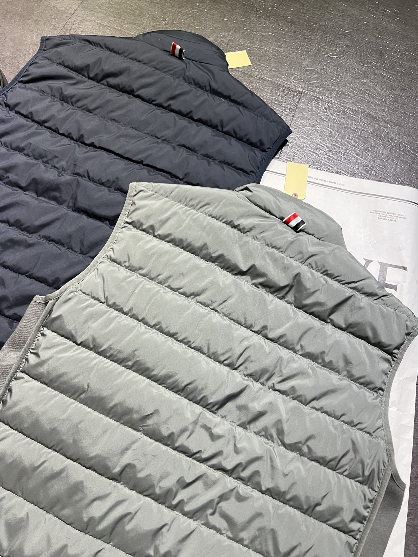 “High-Quality Women’s Clothing: THOM BROWN Nylon Velvet Vests for Men and Women” - 图片 7