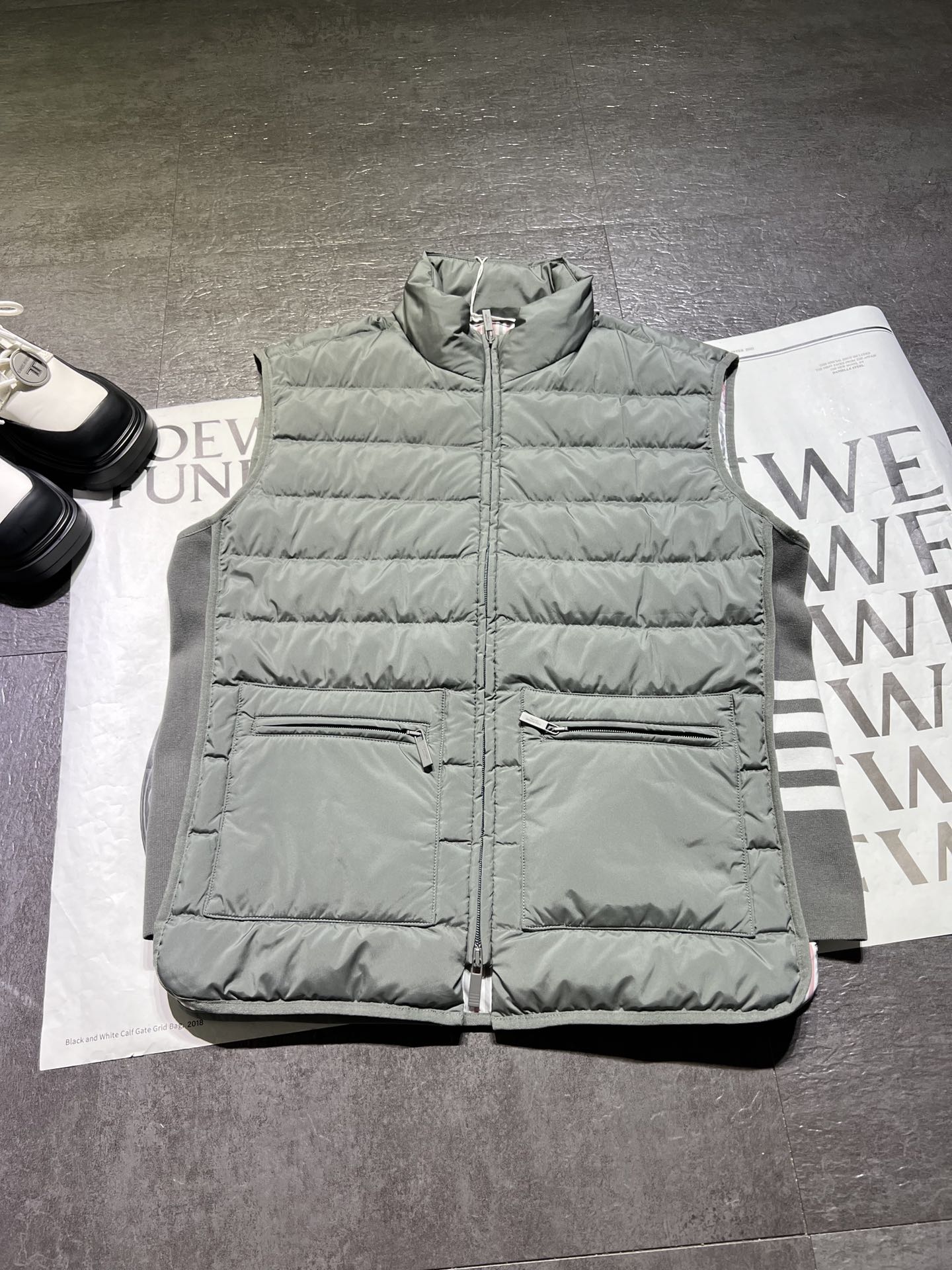 “High-Quality Women’s Clothing: THOM BROWN Nylon Velvet Vests for Men and Women” - 图片 4